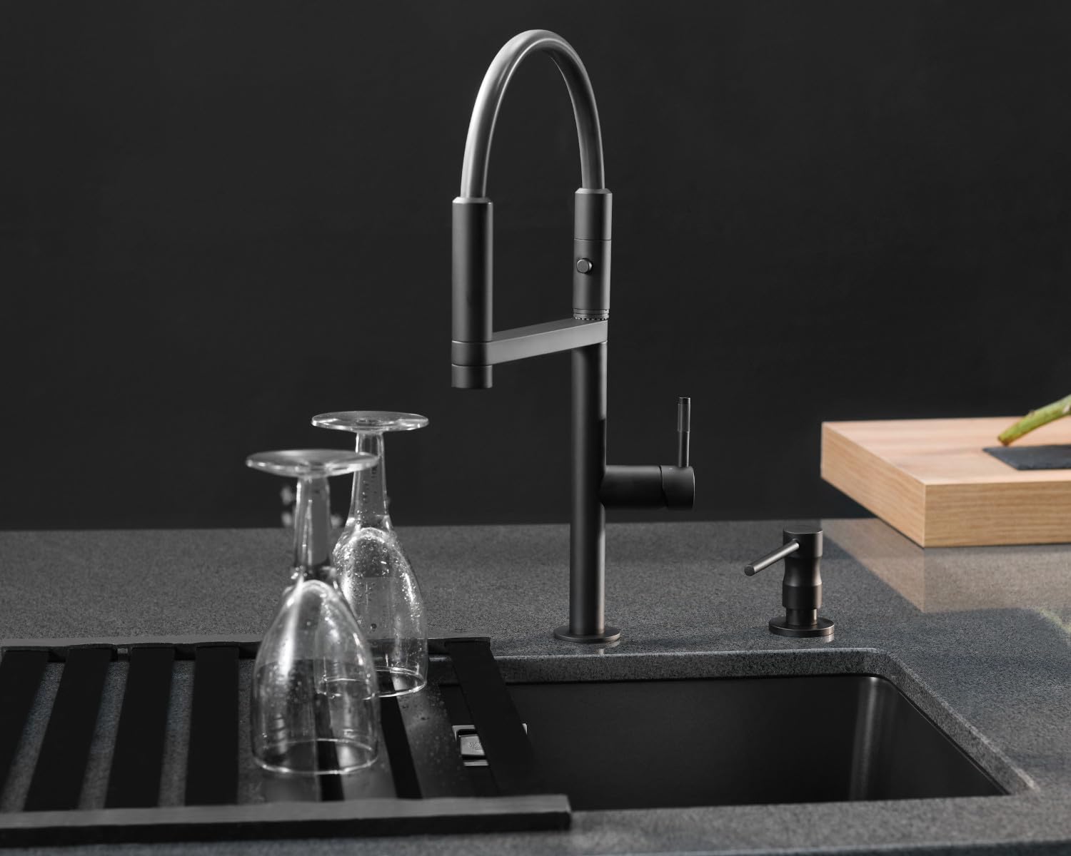 Doeco Royal Move 92400 Kitchen Faucet - Modern Pull-Down Sprayer for Easy Cooking & Dishwashing in Your Home