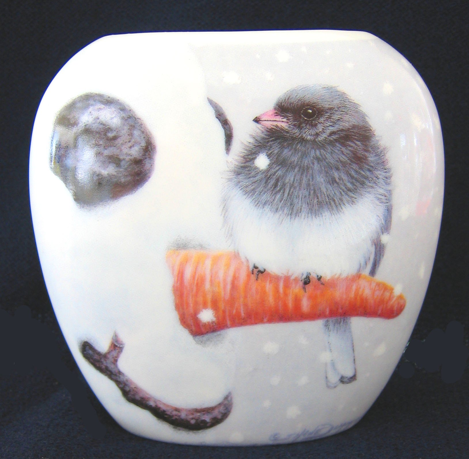 Songbird Essentials SEEK4501 Nosey Junco Vase - Handcrafted Ceramic Bird Feeder for Home & Garden Decor (Set of 1) | Perfect for Outdoor Bird Watching & Nature-Inspired Interior Design