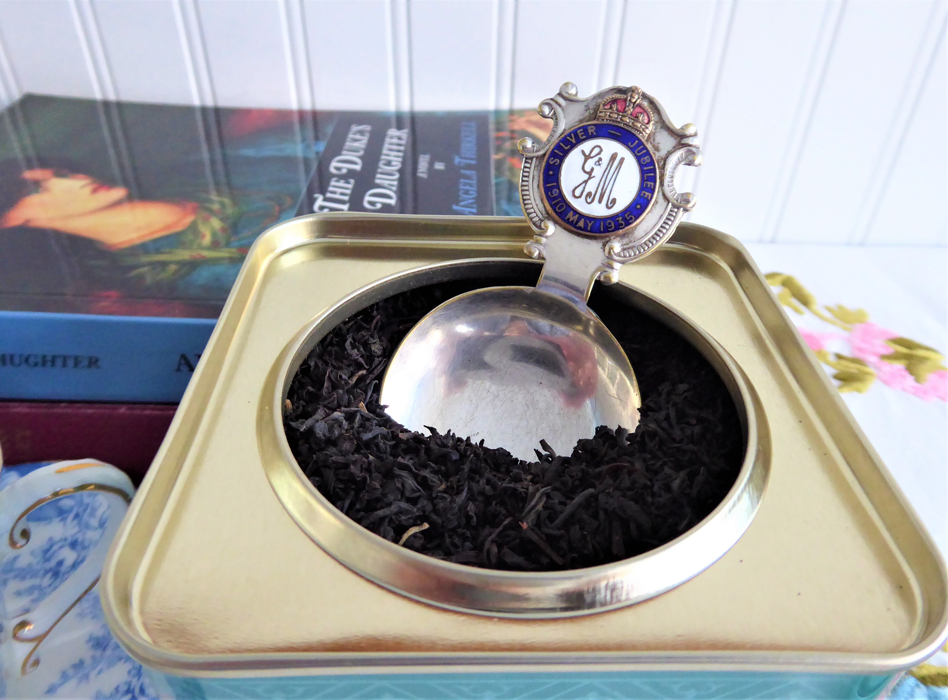 Vintage George V and Queen Mary Silver Jubilee EPNS Tea Caddy Spoon with Enamel Finial - 1935 Collectible Antique Silverware for Tea Ceremonies & Royal Memorabilia Display