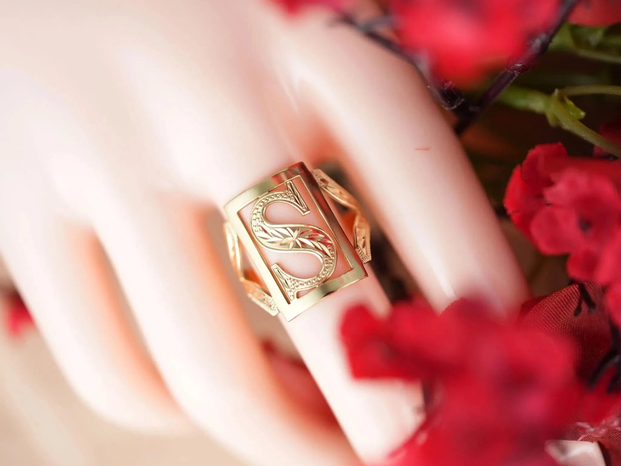 Elegant Personalized Initial Letter Ring for Women - Custom Monogram Name Ring - Perfect Gift for Birthday, Anniversary & Valentine's Day - Sterling Silver or Gold Plated Jewelry