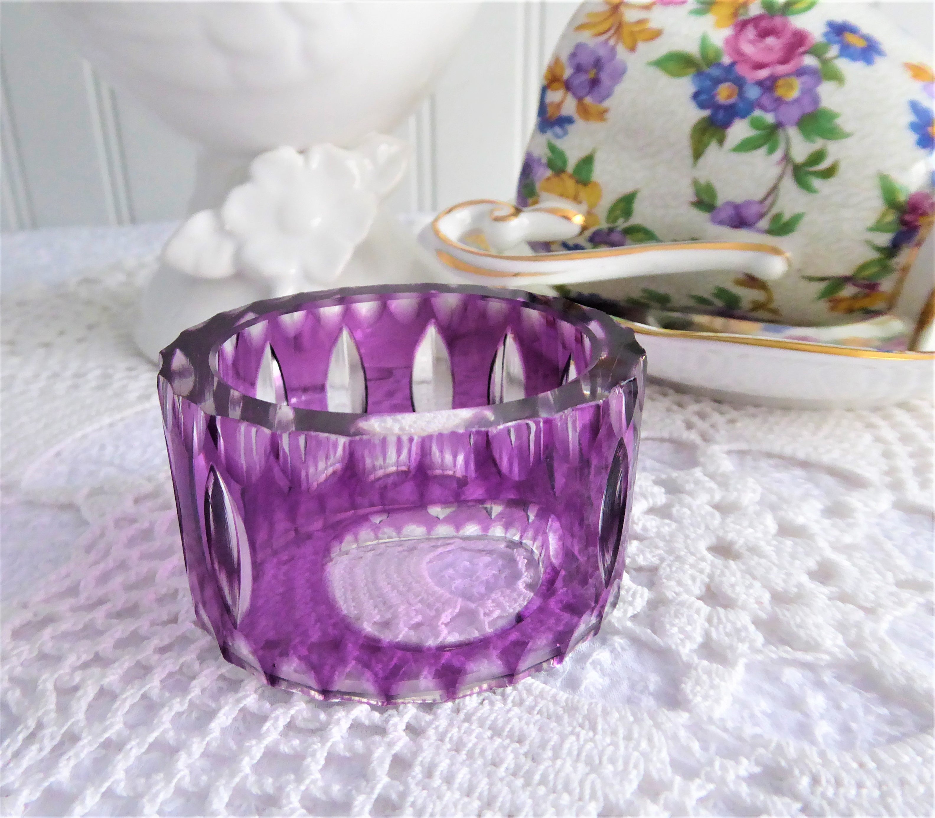Vintage 1970s Czech Bohemian Purple Cased Glass Oval Napkin Rings - Elegant Table Decor for Weddings, Dinner Parties & Holiday Gatherings