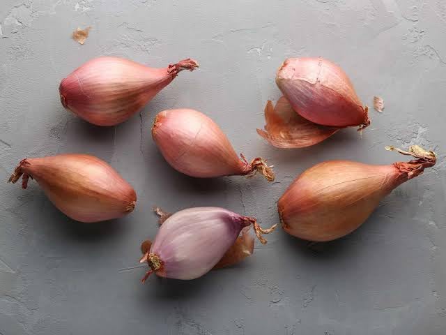 Fresh USA Grown Non-GMO Shallots (Allium schoenoprasum) - Sweet Onion Flavor, 2 Pound Bulk Pack - Perfect for Cooking, Salads & Gourmet Recipes