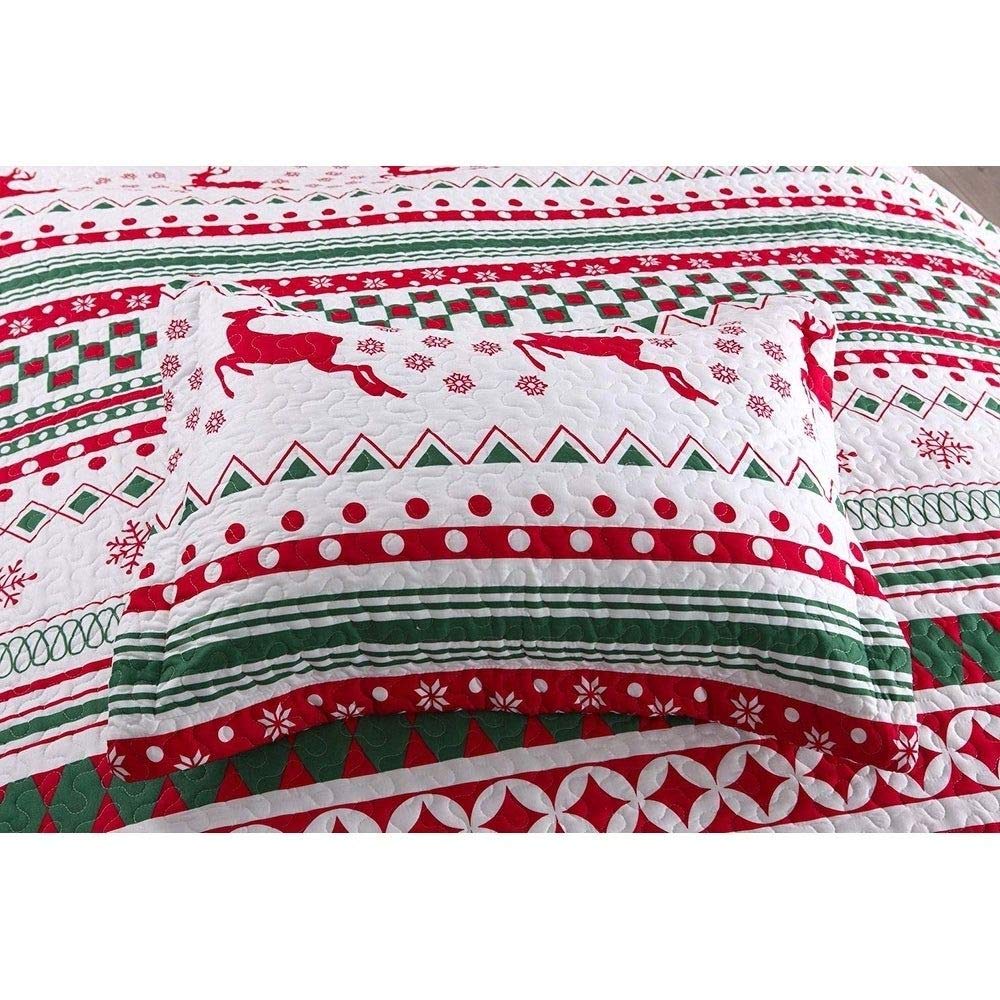3-Piece Queen Cabin Quilt Set - White & Red Snow Flakes Deer Print with Aztec Geometric Pattern, Reversible Lodge Farmhouse Bedding with Scalloped Edges & Stripes - Perfect for Christmas Decor, Cozy Winter Nights & Rustic Cabin Retreats