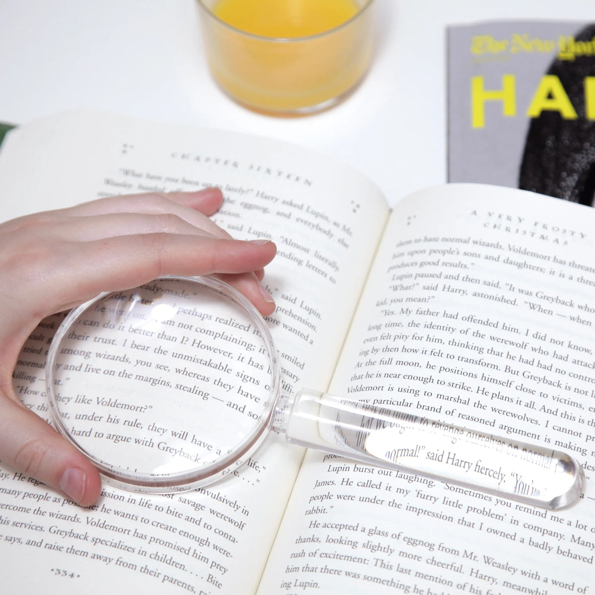 Kikkerland 2-in-1 Magnifying Glass with LED Light - Portable Reading Magnifier for Books, Maps & Small Print - Ideal for Seniors, Crafts & Hobby Work