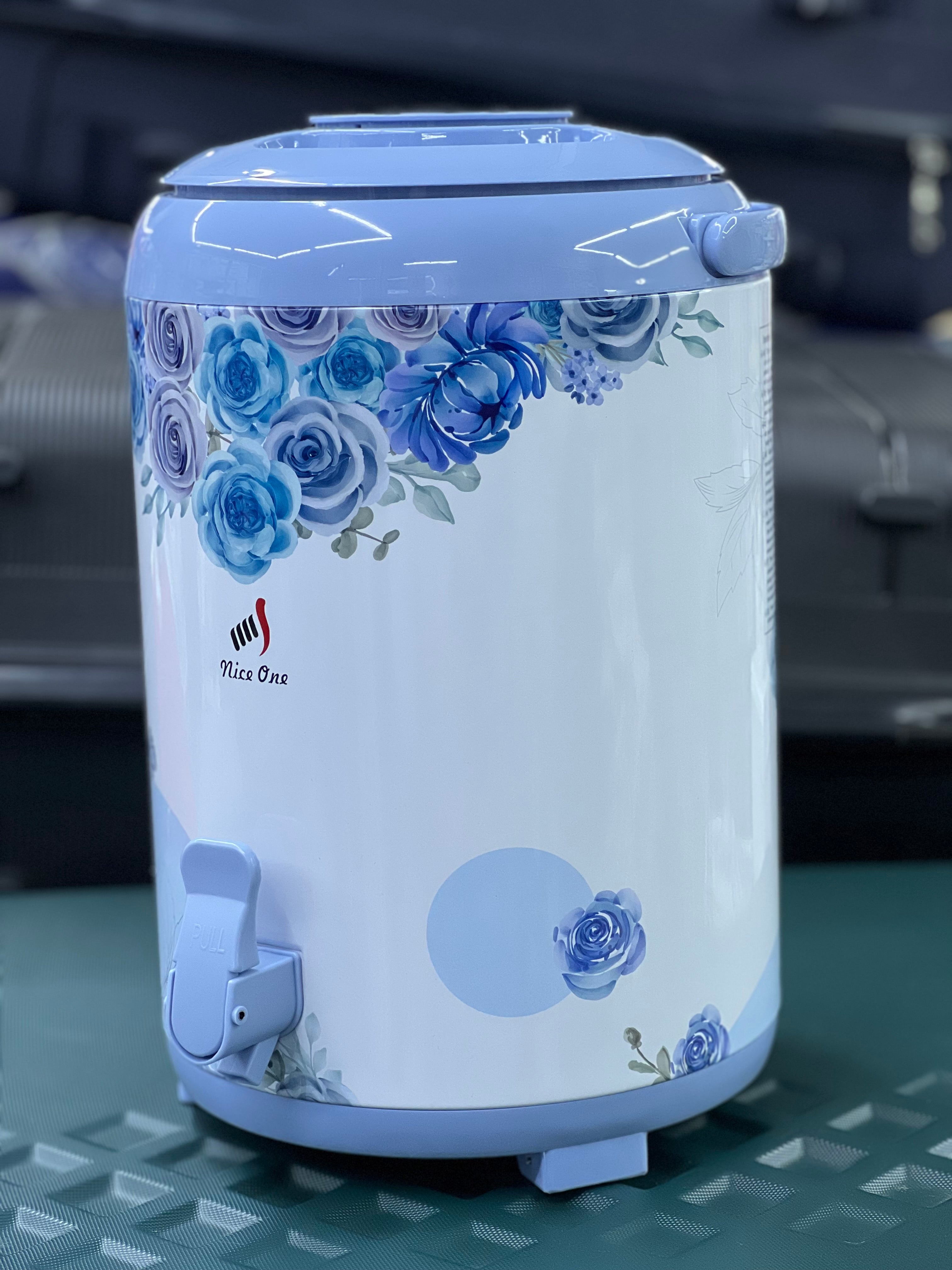 Premium Family Thermos 9.5L - Large Insulated Stainless Steel Water Bottle for Outdoor, Camping, Picnics & Travel - Keeps Drinks Hot/Cold for 24 Hours