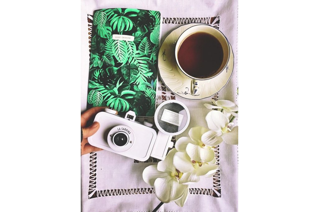 Lomography La Sardina DIY 35mm Film Camera with Flash - Vintage Style Creative Photography for Travel, Parties & Street Shots