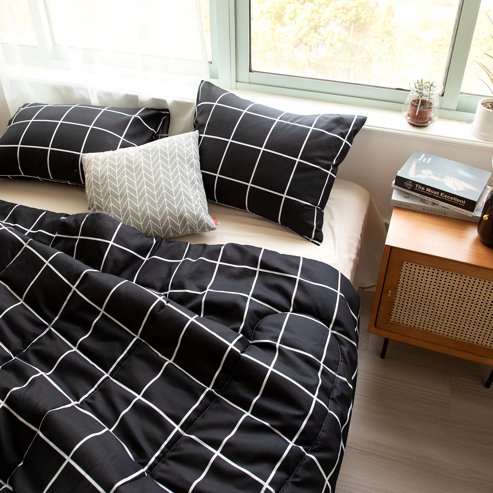 Bedbay Twin Comforter Set for Kids - 2 Piece Black Plaid Bedding Set with Black & White Grid Geometric Design | Soft Lightweight Down Alternative Quilt | Perfect for Boys & Girls Bedroom Decor | Ideal for Cozy Sleepovers, Dorm Rooms & Kids' Room Makeovers