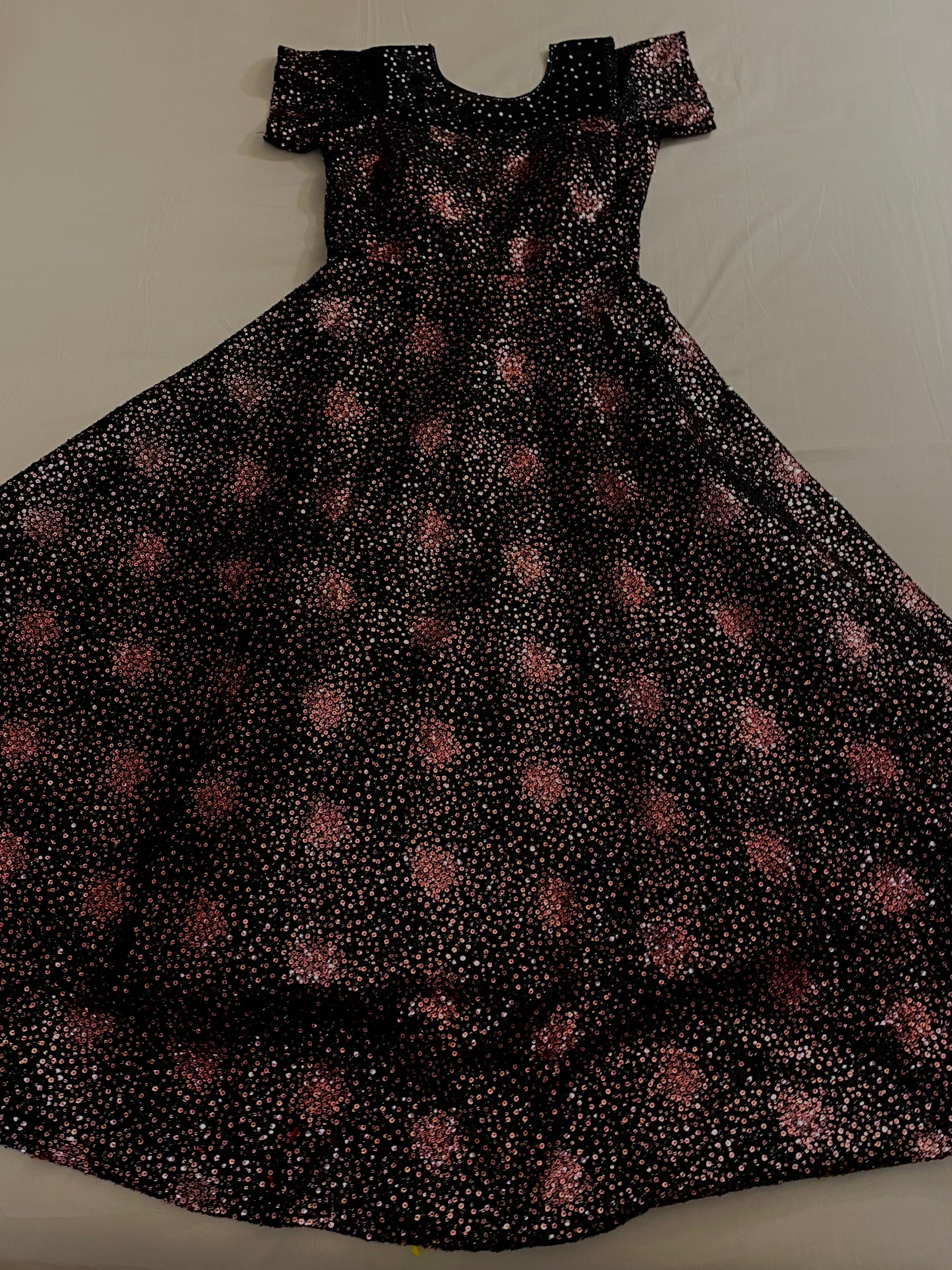 Elegant Long Black Evening Gown with Pale Pink Sequins - Perfect for Prom, Gala & Formal Events