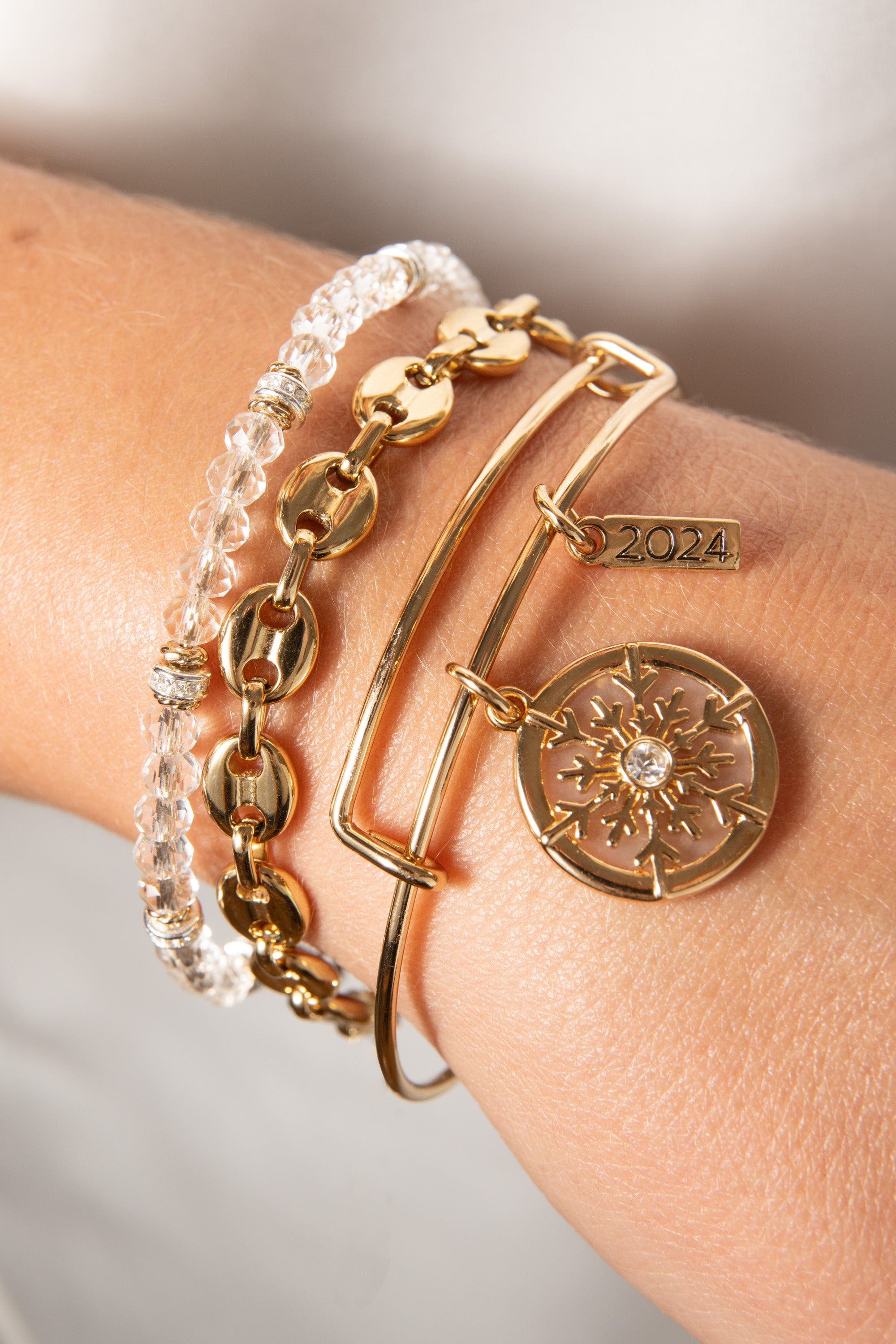 2024 Frosted Snowflake Charm Bangle Bracelet for Women - Elegant Winter Jewelry Gift for Christmas, Party & Holiday Outfits