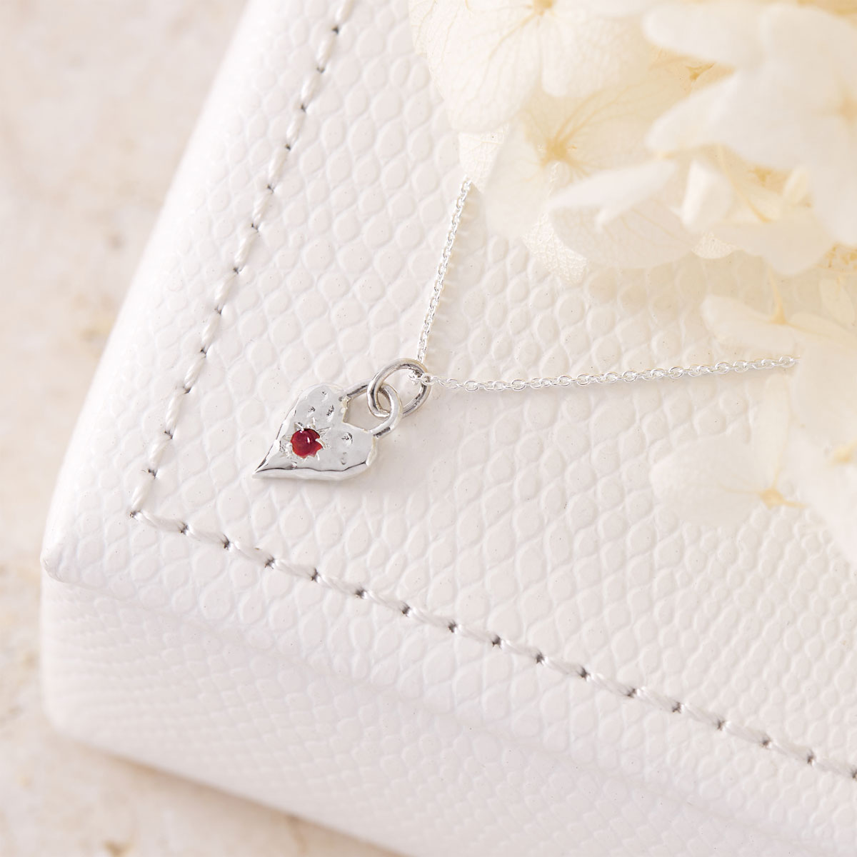 Romantic Love Heart Garnet Necklace for Women - Elegant Valentine's Day Gift, Anniversary Jewelry for Her - Perfect for Date Nights & Special Occasions