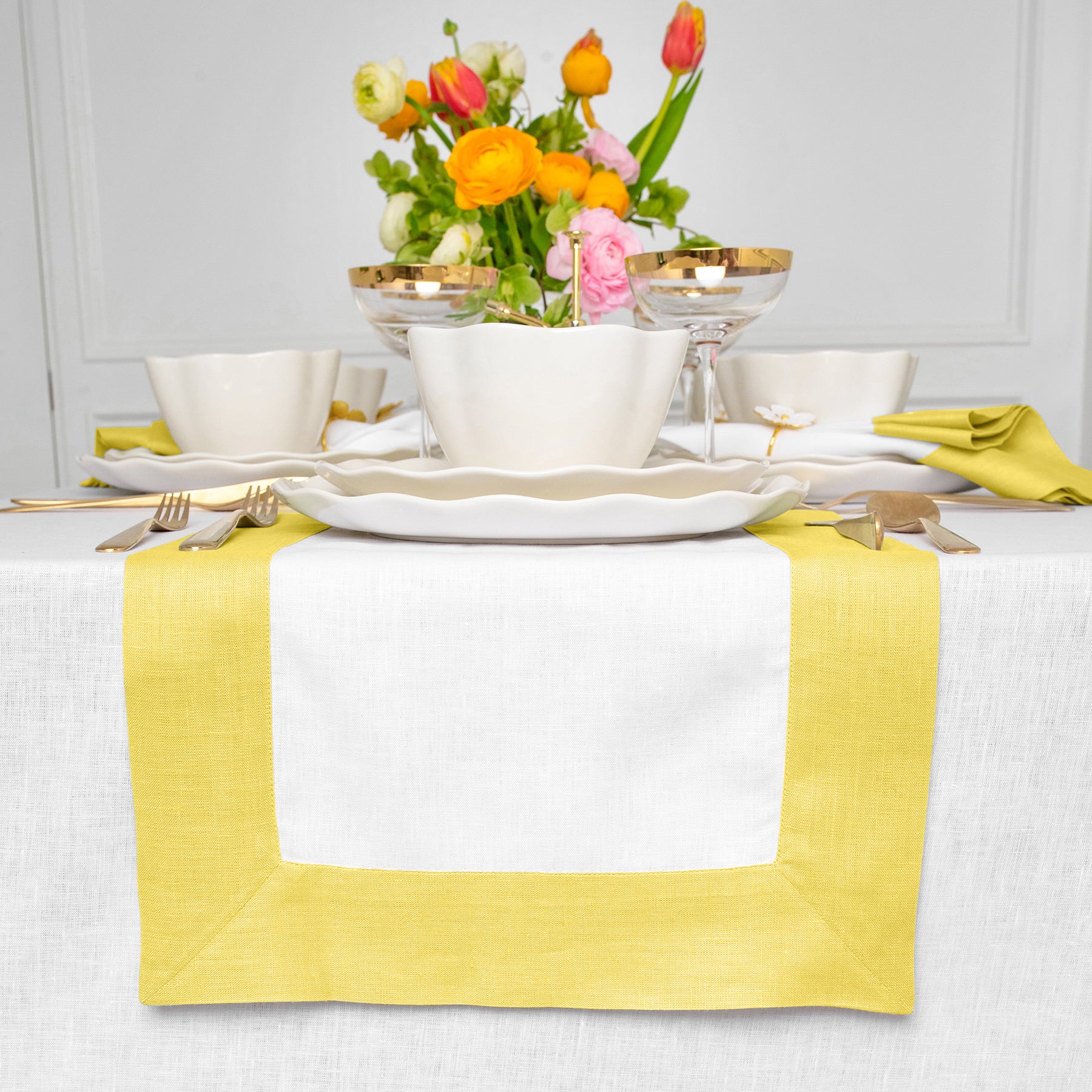 Stylish Contempo Table Runner for Dining & Decor - Elegant Home Tablecloth for Parties, Weddings & Holidays