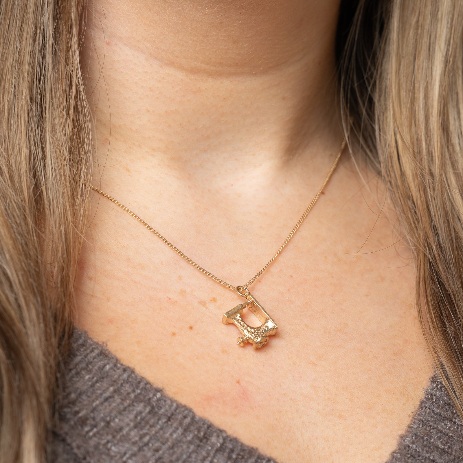 10K Yellow Gold Vintage Sewing Machine Charm Pendant - Handcrafted Jewelry for Necklace, Bracelet & DIY Crafts | Perfect Gift for Sewing Enthusiasts & Fashion Lovers