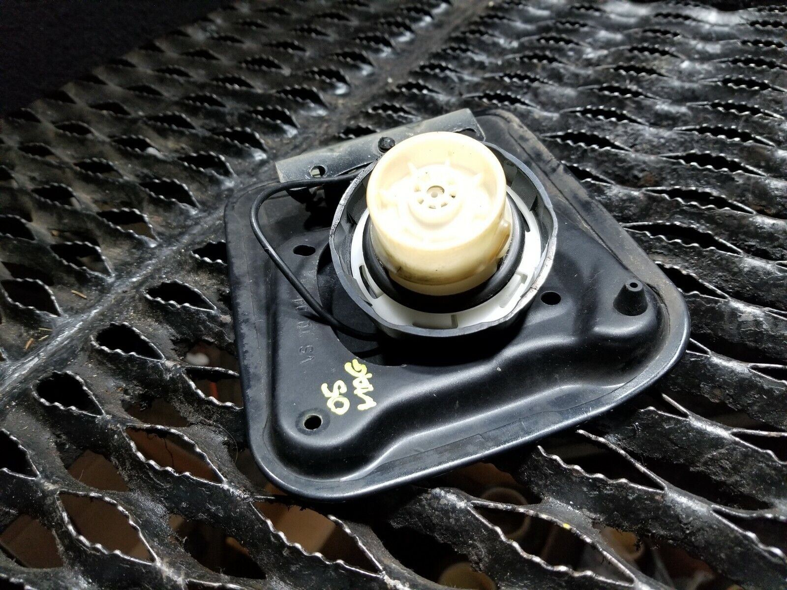 2005-2007 Dodge Magnum Replacement Fuel Tank Door with OEM Gas Cap - Perfect for Dodge Magnum SXT, RT & SRT8 Models | Easy Installation for Fuel Access & Maintenance