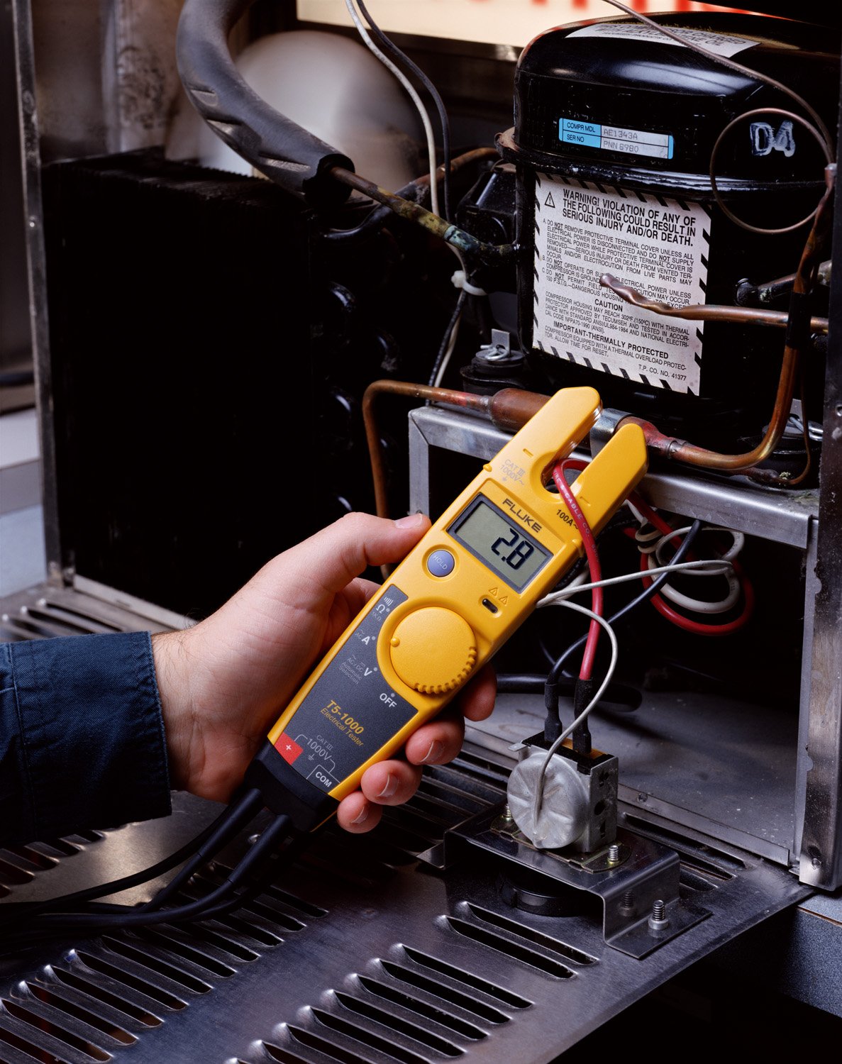 Fluke T5-600 Voltage Tester with Continuity & Current Testing - 100A Non-Contact Measurement, Auto AC/DC Voltage Detection, Includes SlimReach Probe - Perfect for Electricians, HVAC Technicians & DIY Home Electrical Projects