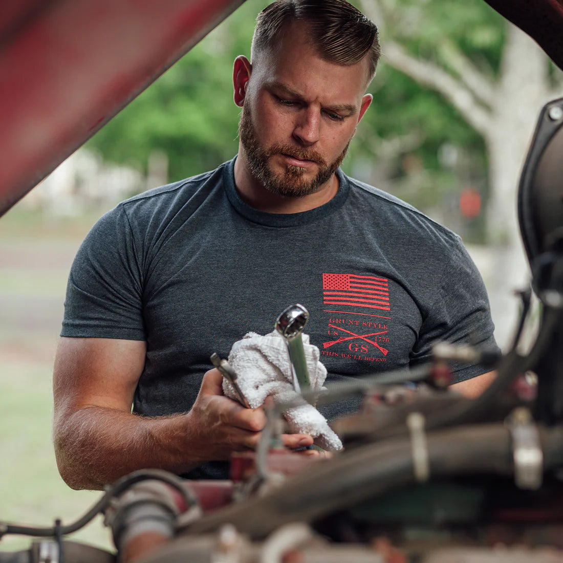 Red Blood Blue Collar Tee - Charcoal Grey Vintage Workwear T-Shirt for Men | Casual Wear & Work Uniform