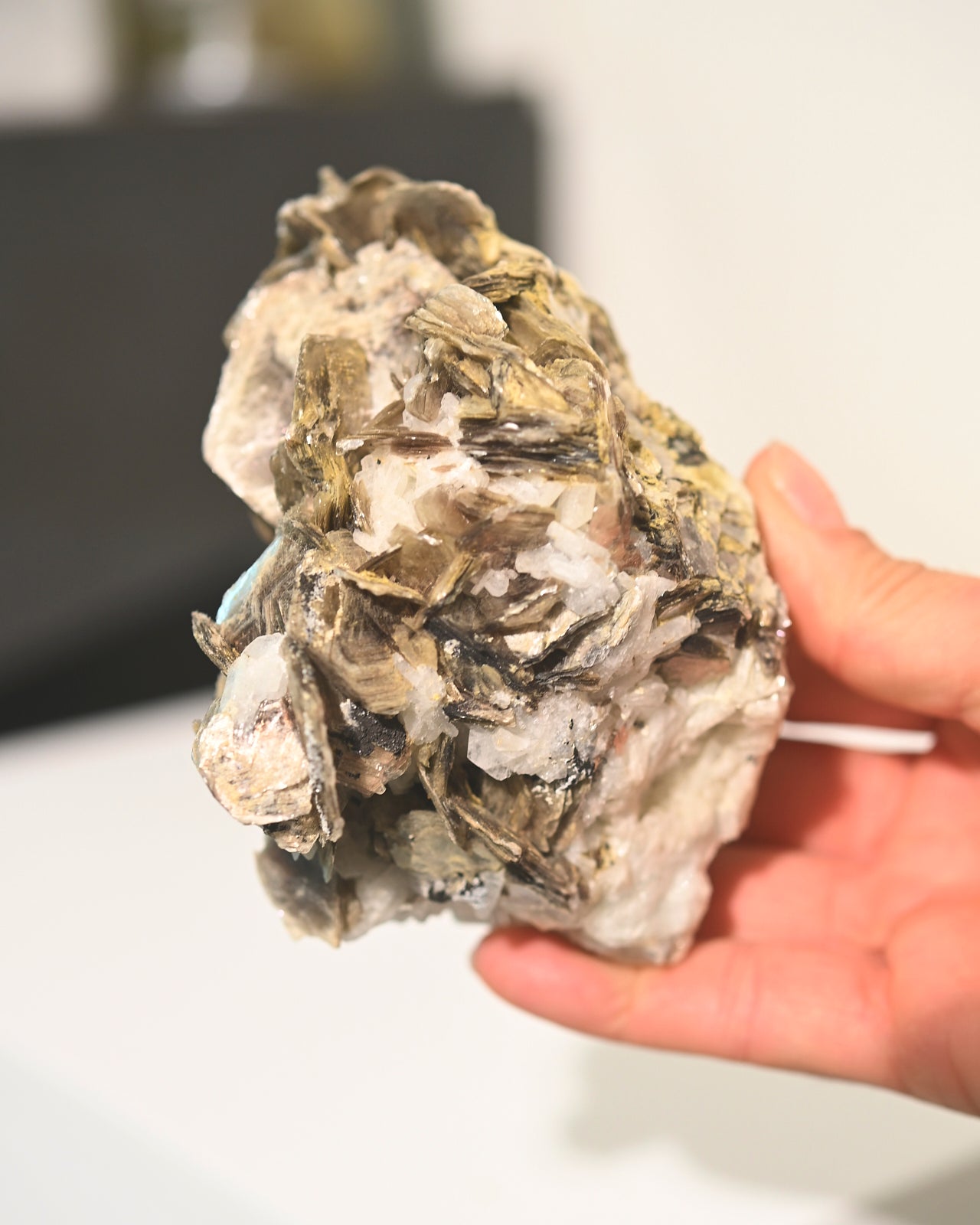 Natural Muscovite Mica Cluster - Raw Healing Crystal for Meditation, Reiki & Energy Work - Perfect for Home Decor, Spiritual Gifts & Crystal Collections