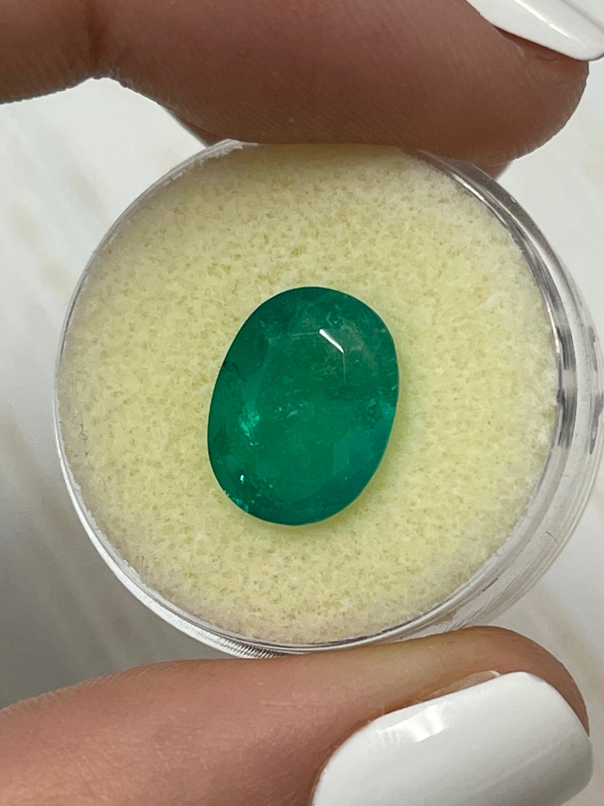 4.31 Carat Natural Colombian Emerald - Deep Medium Green Oval Cut Loose Gemstone for Jewelry Making, Engagement Rings & Luxury Gifts
