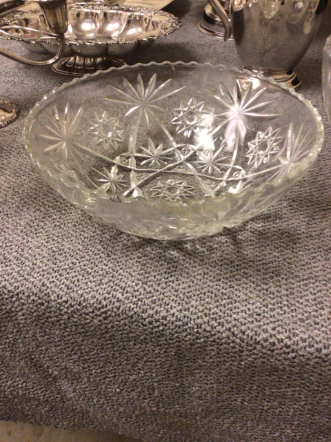 Exquisite Cut Glass Scalloped Rim Bowl - Elegant Serving Dish for Fruit, Salad & Dessert | Perfect for Dinner Parties, Weddings & Home Decor