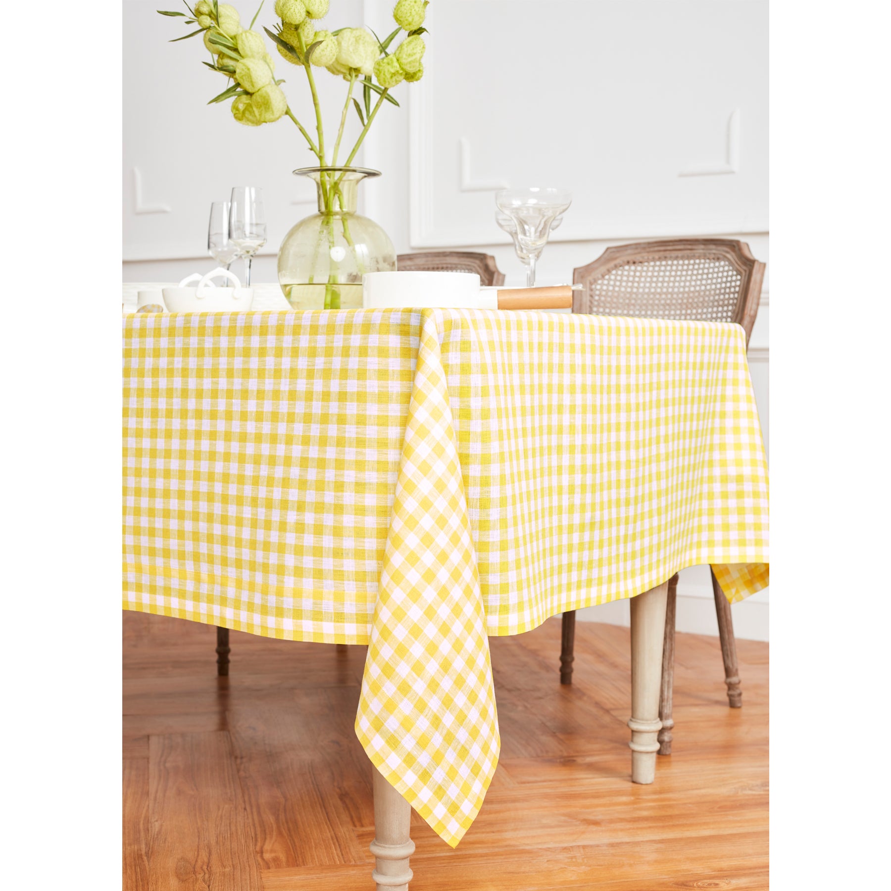 Stylish Red and White Checkered Gingham Tablecloth - Perfect for Picnics, BBQs, and Outdoor Dining