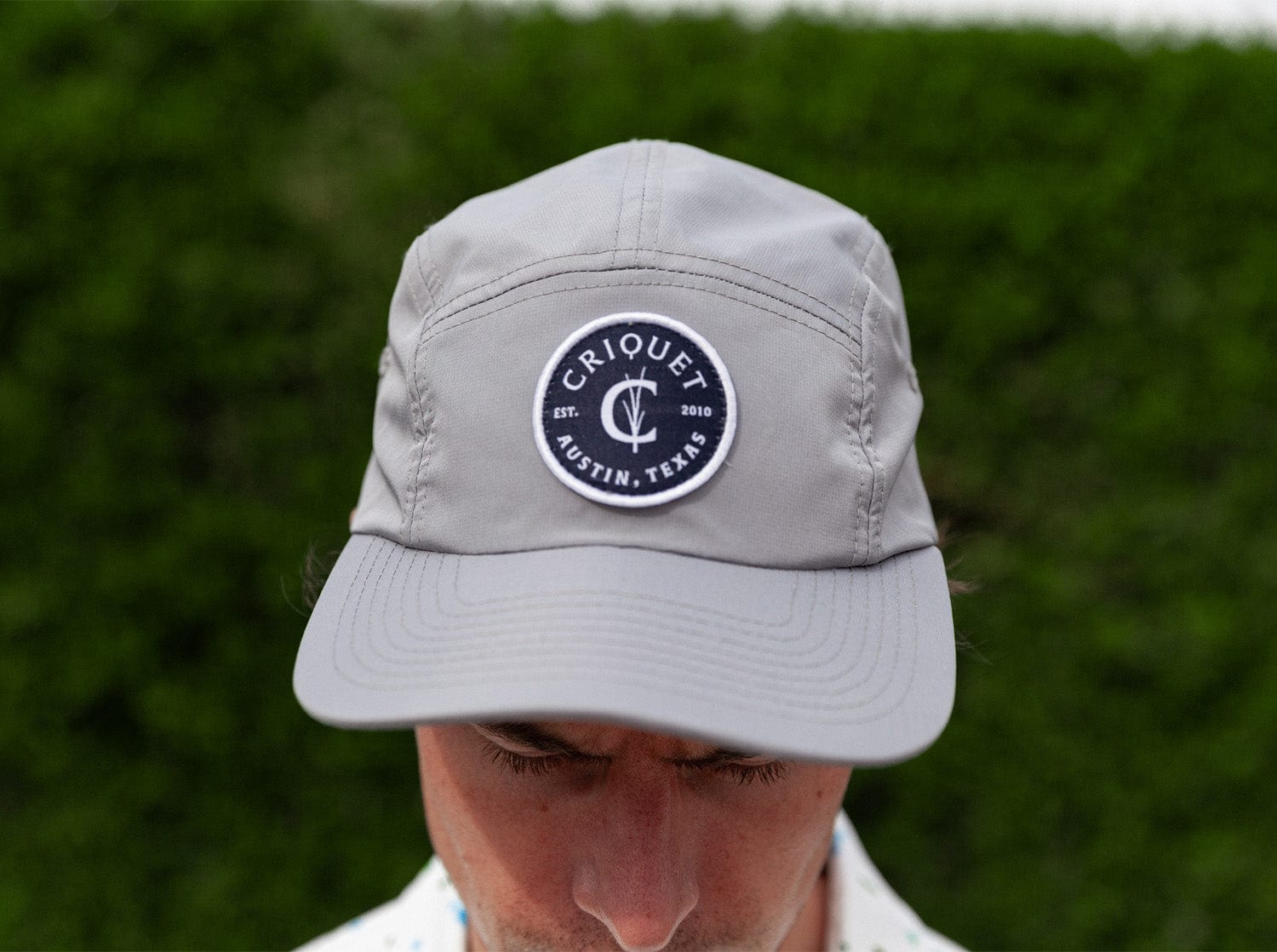 5 Panel Hat with Criquet Badge in Gray - Stylish & Lightweight Baseball Cap for Men & Women - Perfect for Outdoor Sports, Casual Wear & Street Fashion