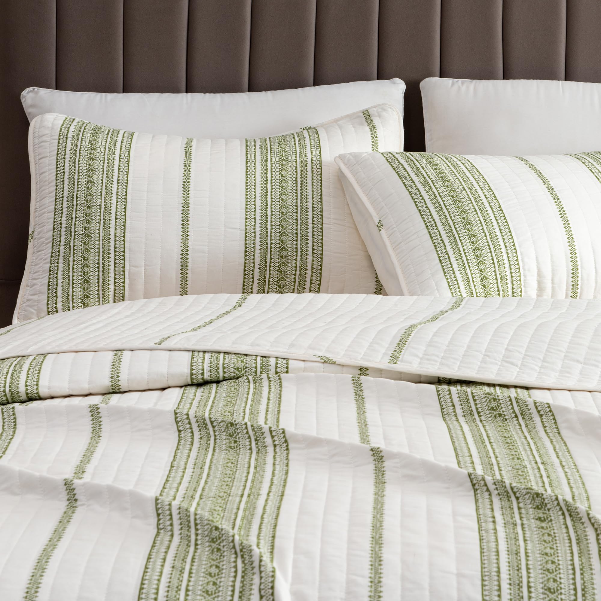 Twin/Twin XL Reversible Quilt Bedding Set - All Season Lightweight Bedspread Coverlet - Modern Striped White and Green Design (Includes Quilt + Pillow Sham) for Cozy Bedroom Decor & Guest Room Styling