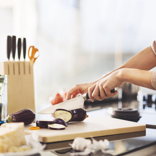 Fiskars Function Form+ M Cooks Knife 17cm - High-Quality Professional Chef Knife for Precise Cutting - Perfect for Home Cooking, Restaurant Use & Food Preparation
