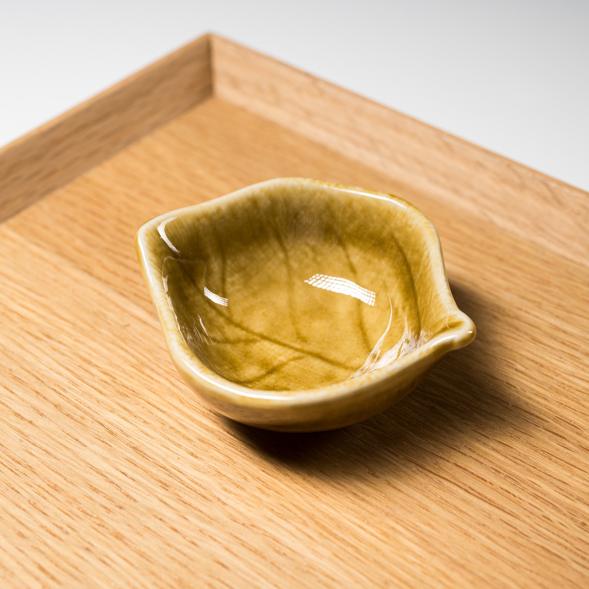 Handmade Mino Ware Japanese Side Dish Bowl - Leaf Design in 2 Colors | Authentic Minoyaki Small Bowl for Sushi, Soy Sauce & Condiments | Perfect for Home Dining & Japanese Cuisine