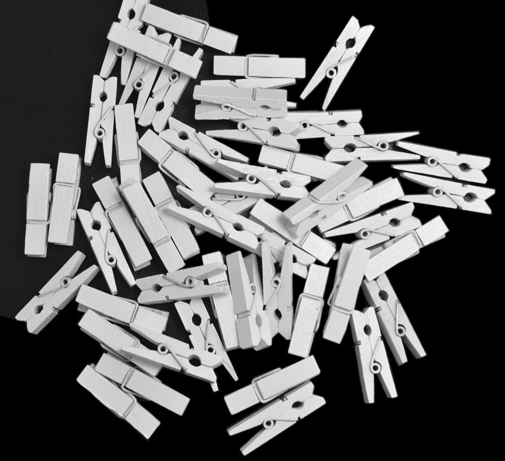 100-Pack Mini White Wooden Clips - Multipurpose Utility Clips for Photos, Crafts, Office & Home Organization - Ideal for DIY Projects, Scrapbooking, Bulletin Boards & Hanging Decorations
