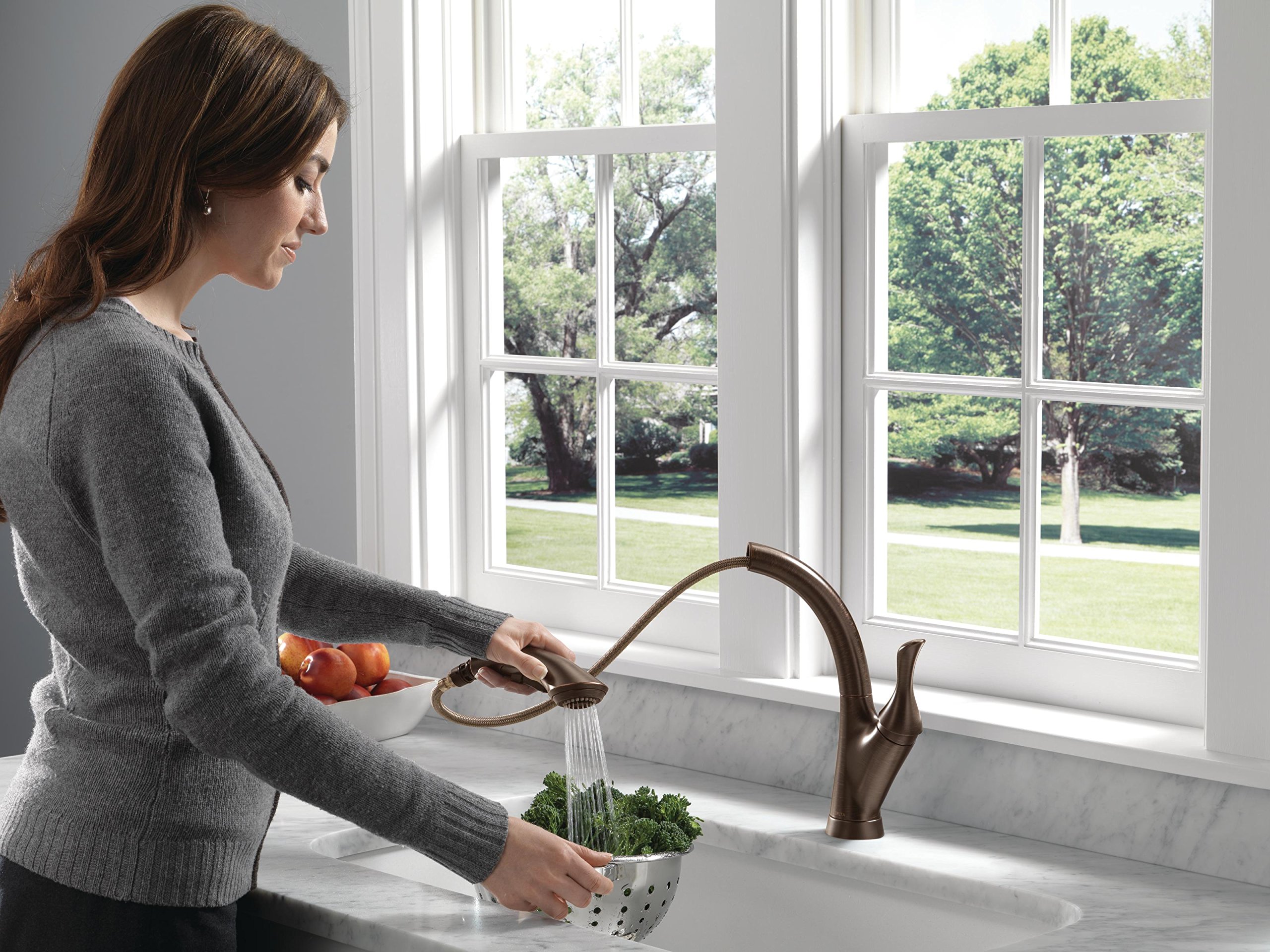 Delta Linden Pull-Out Kitchen Faucet in Oil Rubbed Bronze - Single Handle High Arc Sink Faucet with Diamond Seal Technology & Sprayer (Model 4153-RB-DST) - Perfect for Modern Farmhouse & Industrial Style Kitchens
