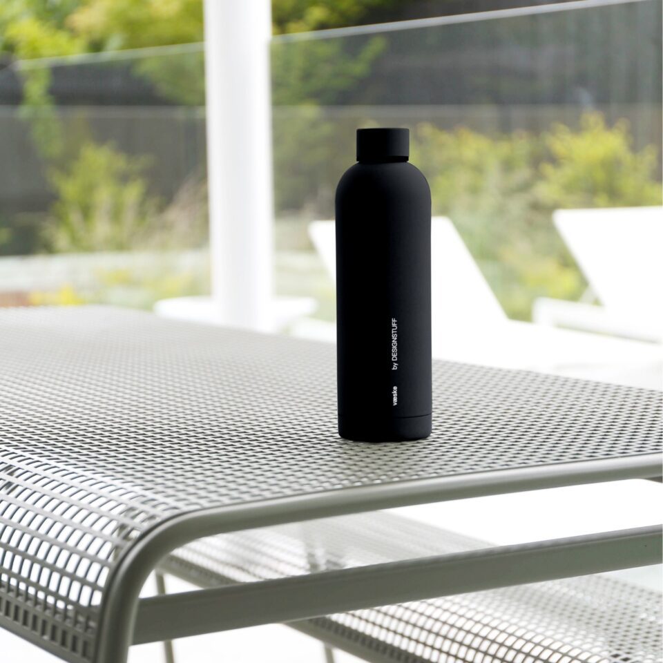 DESIGNSTUFF 750ml Insulated Stainless Steel Water Bottle - Leakproof, BPA-Free, Vacuum Insulated for Hot & Cold Drinks - Perfect for Gym, Hiking, Travel & Office Use - Black