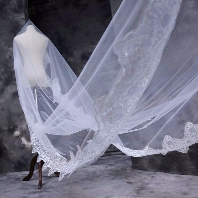 Ivory Lace Edge Cathedral Bridal Veil - Elegant Wedding Accessory for Bride, Church Ceremony & Formal Events