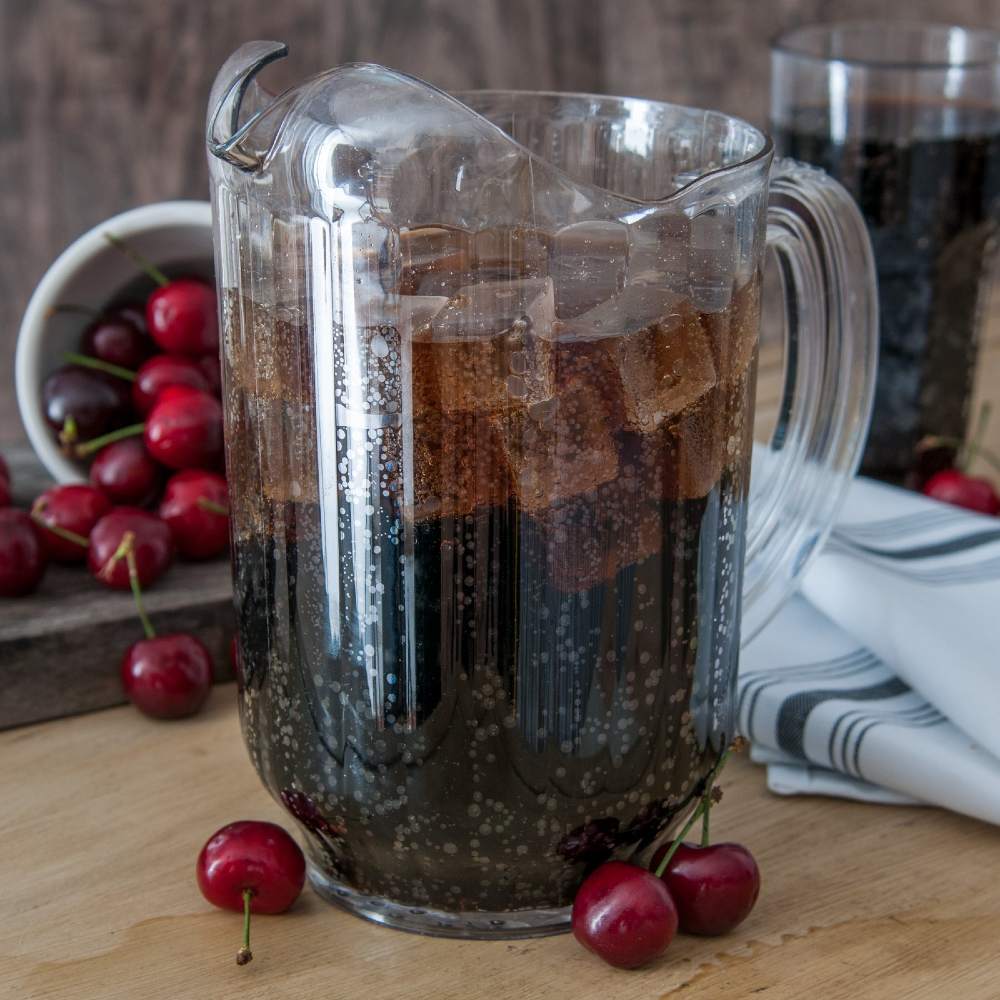 Carlisle 554007 VersaPour Clear 60 oz Pitcher - Durable BPA-Free Plastic Pitcher for Iced Tea, Lemonade, Juice & Water - Perfect for Restaurants, Cafes & Home Use