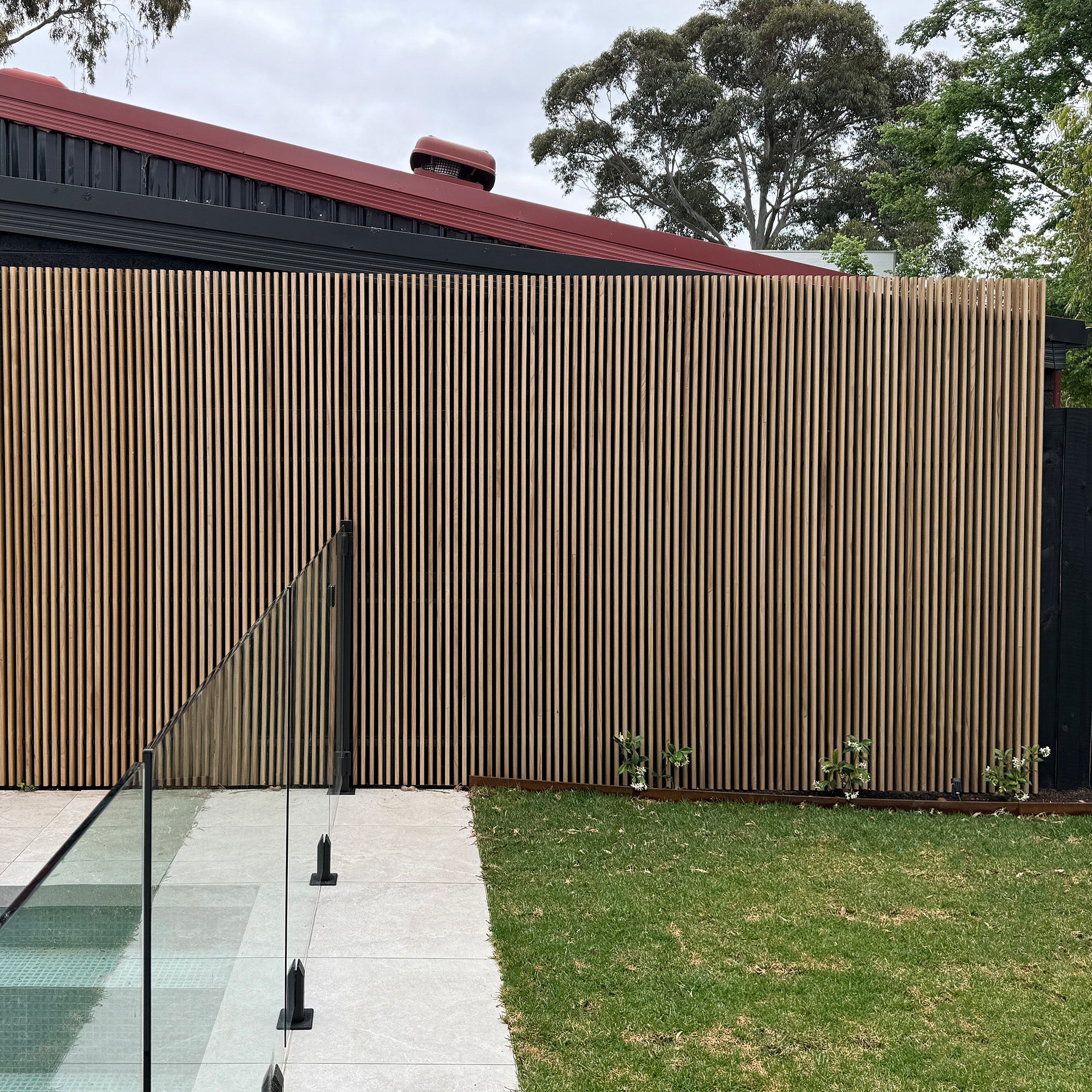 WOODFLEX Premium Outdoor Hardwood Slat Wall Fence Panel - Natural Wood Privacy Screen & Cladding (2400mm x 600mm) - Perfect for Garden Fencing, Deck Privacy Walls & Modern Exterior Design