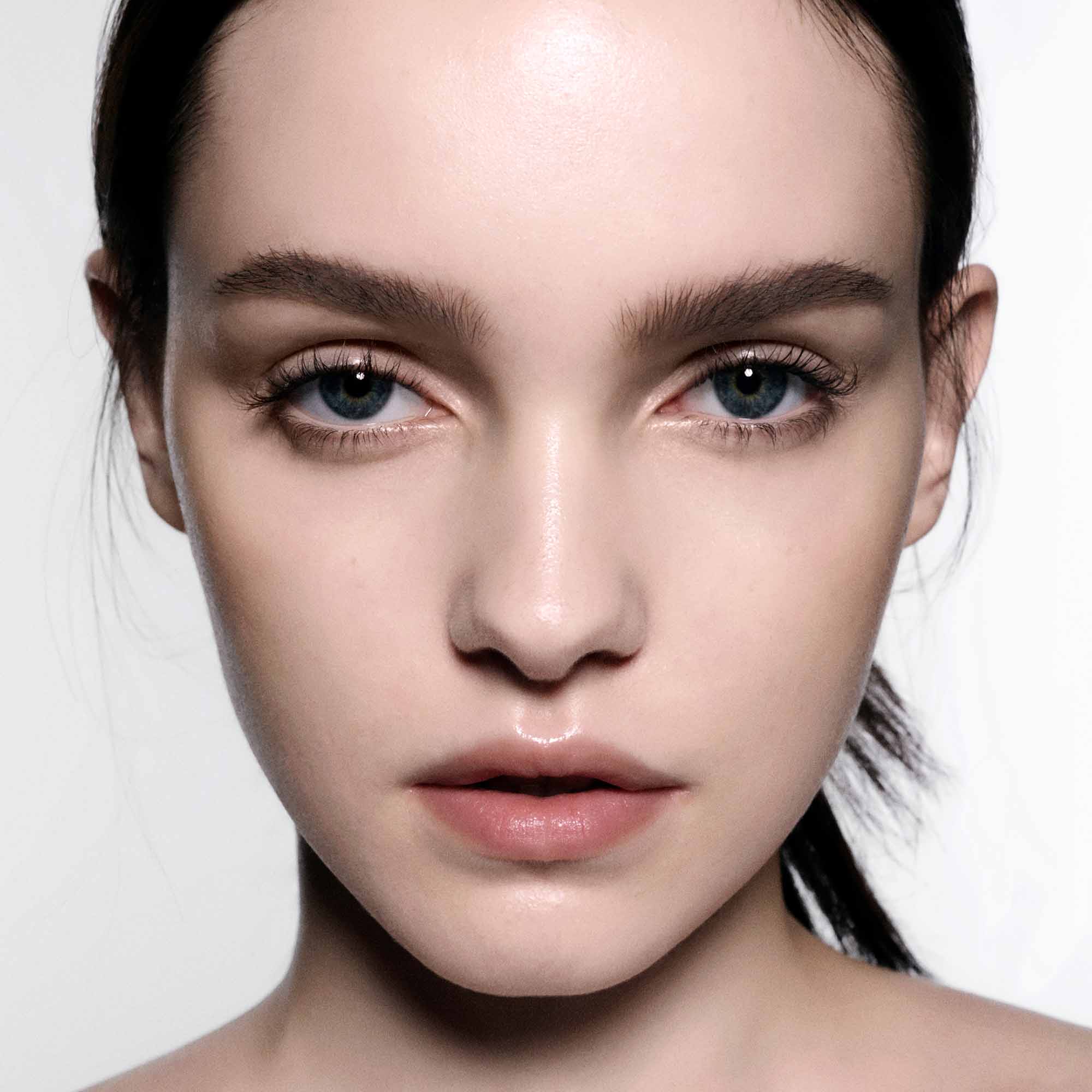 Victoria Beckham Beauty Feather Fix Brow Gel - Natural Looking Eyebrow Styler for Defined Brows - Perfect for Everyday Wear & Special Occasions