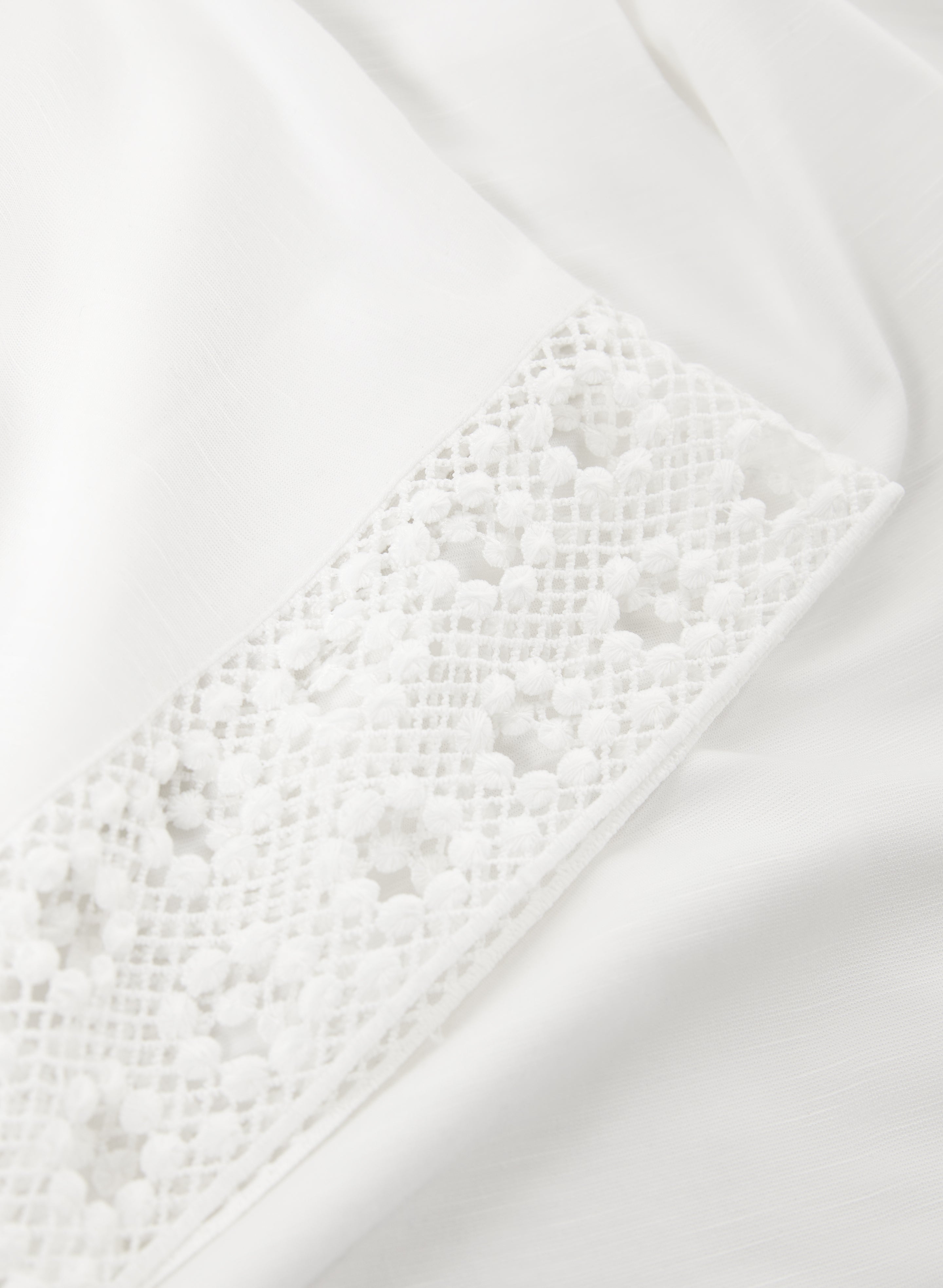 Stylish Eyelet Trim T-Shirt for Women - Trendy Casual Top for Summer Outfits & Everyday Wear