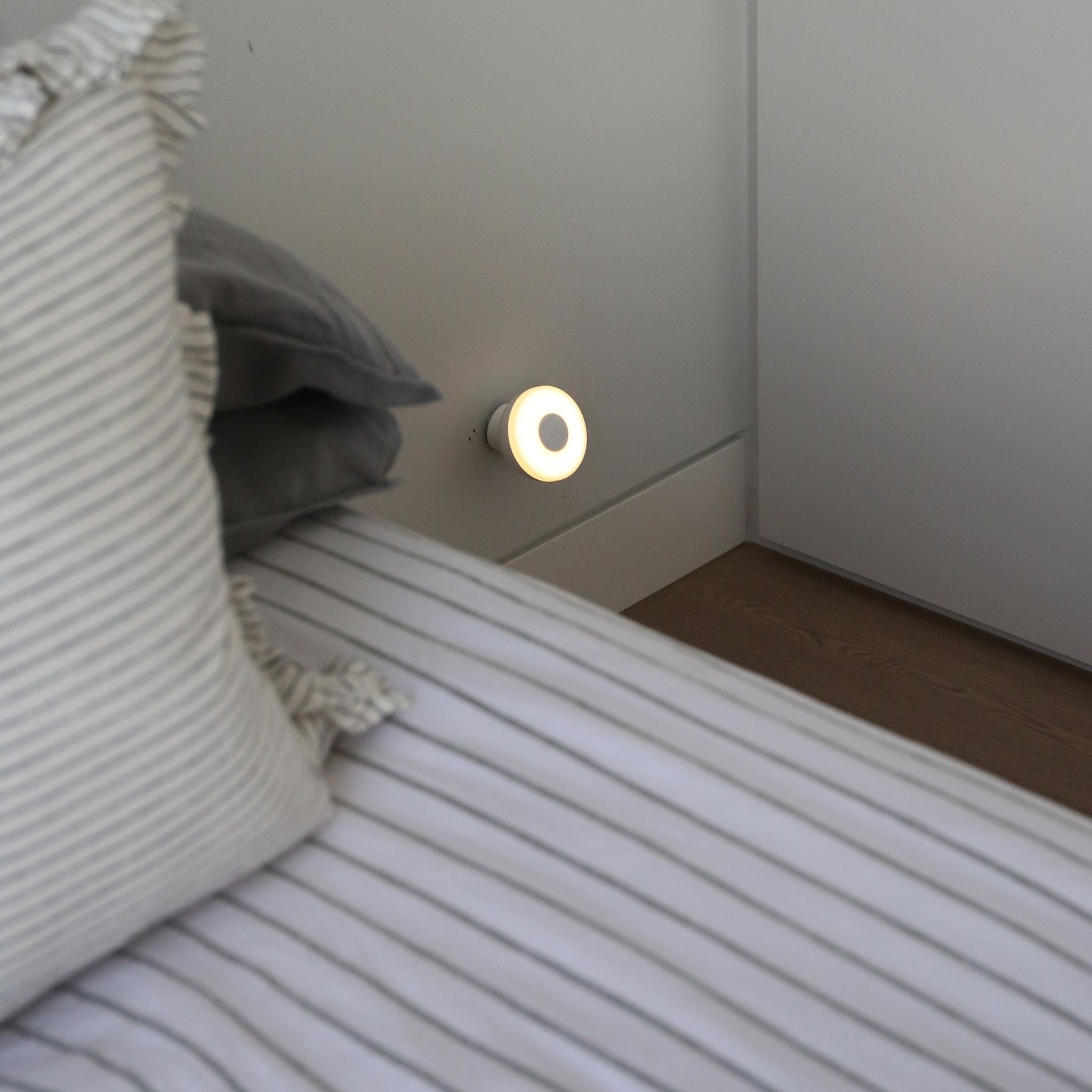 DESIGNSTUFF Motion Sensor Night Light - Battery Operated, Wireless LED Nightlight for Bedroom, Hallway, Bathroom - Auto On/Off, Soft White Glow for Safe Night Navigation