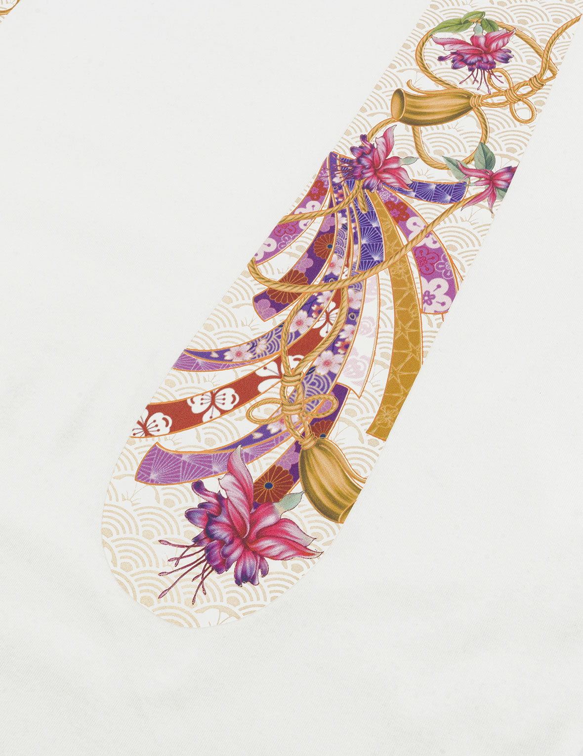 Stylish Magnolia & Knots Daicock Print Boyfriend T-Shirt for Women - Casual Comfort Fit for Everyday Wear, Dates & Outings