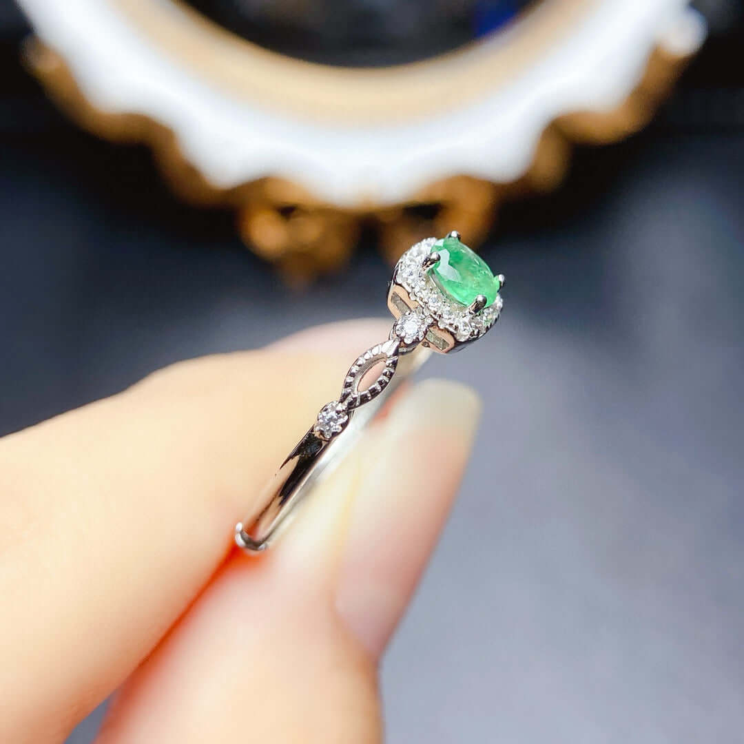 18K Platinum Minimalist Emerald Ring for Women - Elegant Solitaire Green Gemstone Jewelry Gift for Engagement, Anniversary & Special Occasions | NS2404