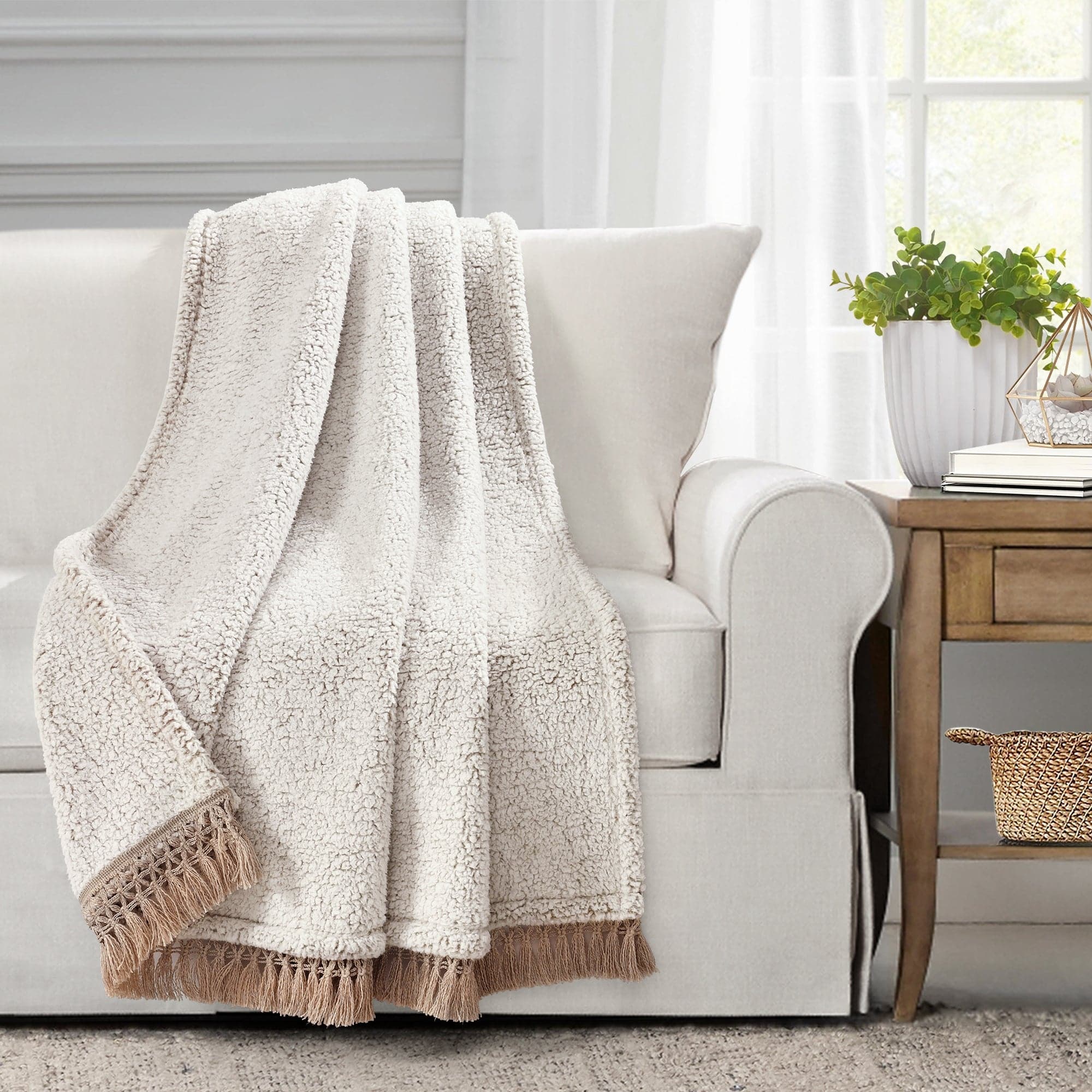 Cozy Sherpa Tassel Fringe Throw Blanket - Soft Plush Fleece Bedspread for Couch, Bed & Sofa - Perfect for Winter Warmth, Home Decor & Gift Giving