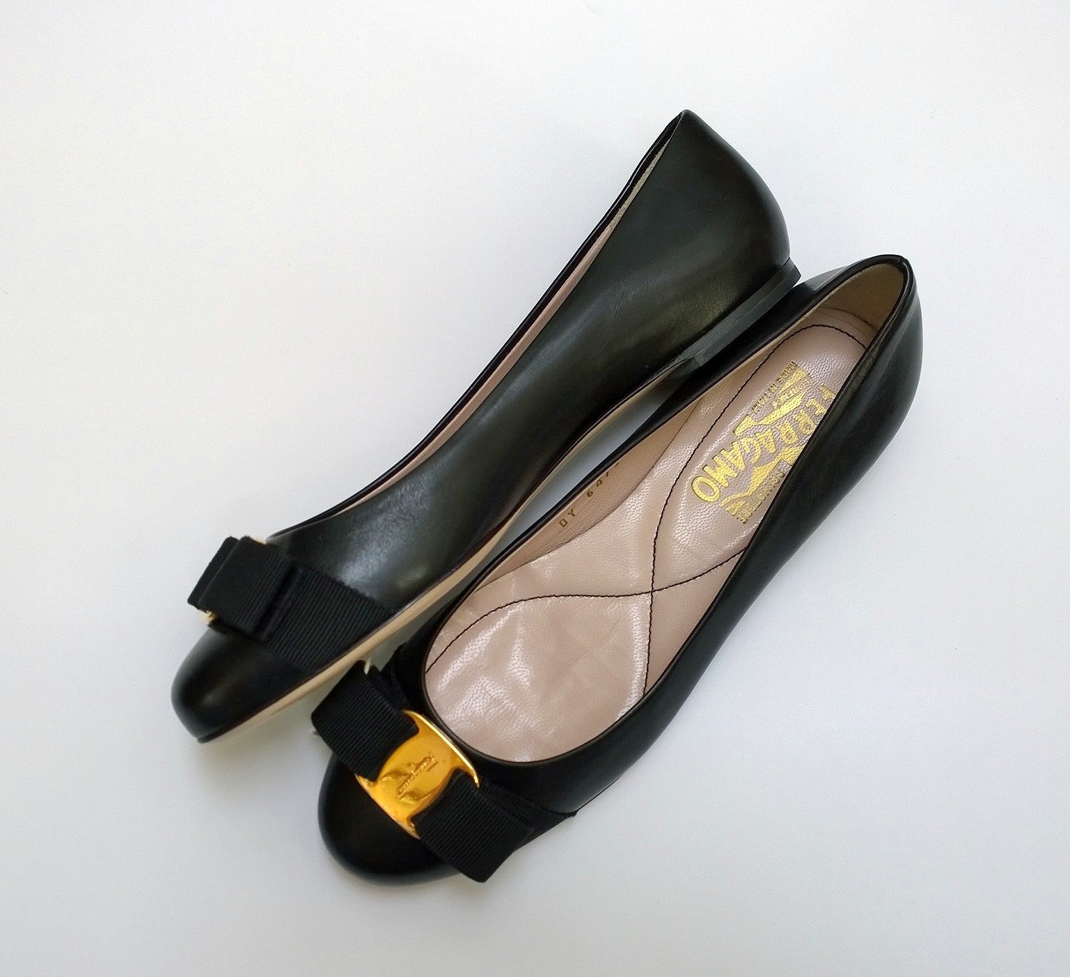 Ferragamo Varina Black Leather Bow Flats Women's Size 5.5 B - Elegant Comfort for Work, Office & Everyday Wear