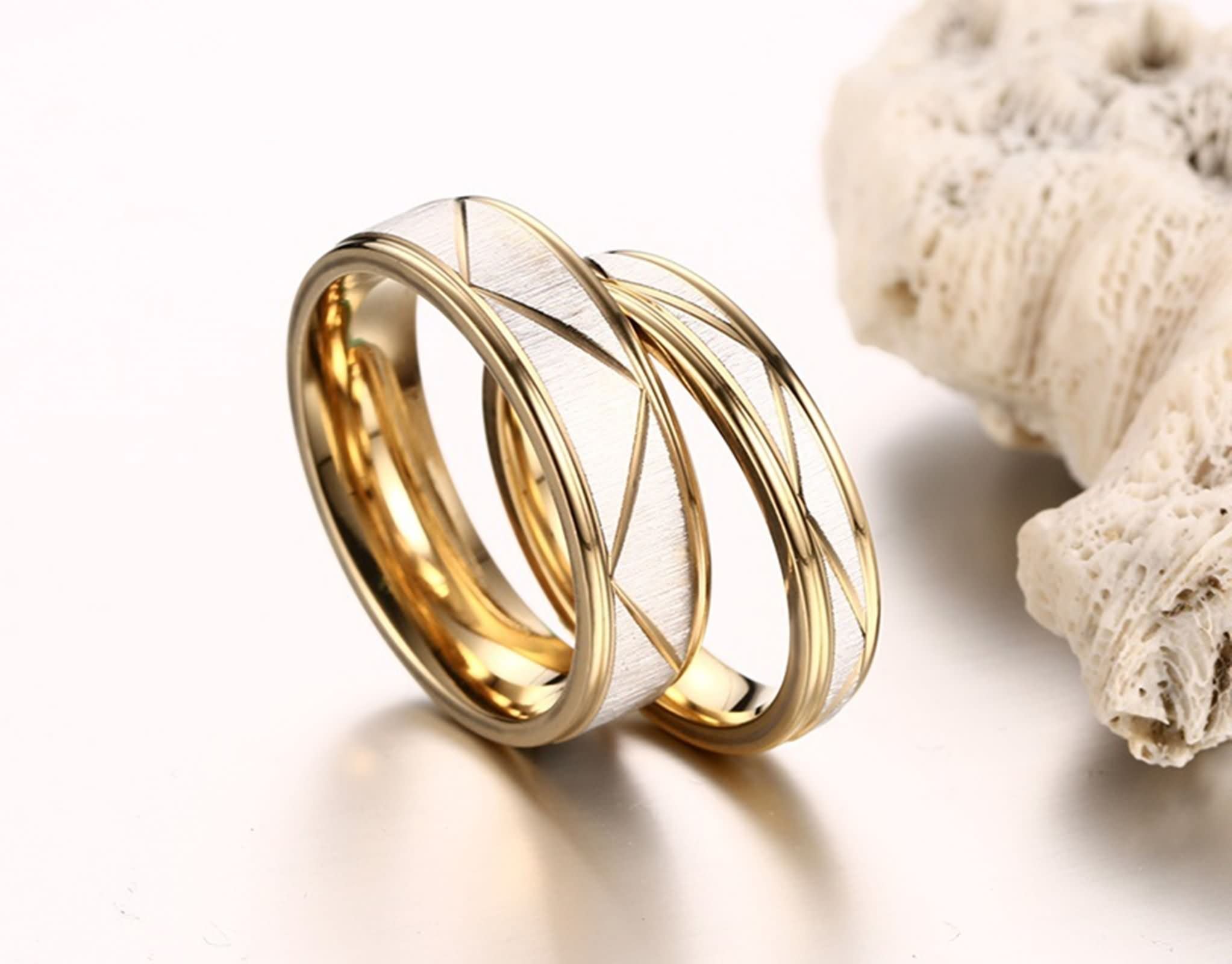Knsam Stainless Steel Gold Band Ring - Durable & Hypoallergenic Wedding & Engagement Ring for Men & Women - Perfect for Proposals, Anniversaries & Everyday Wear