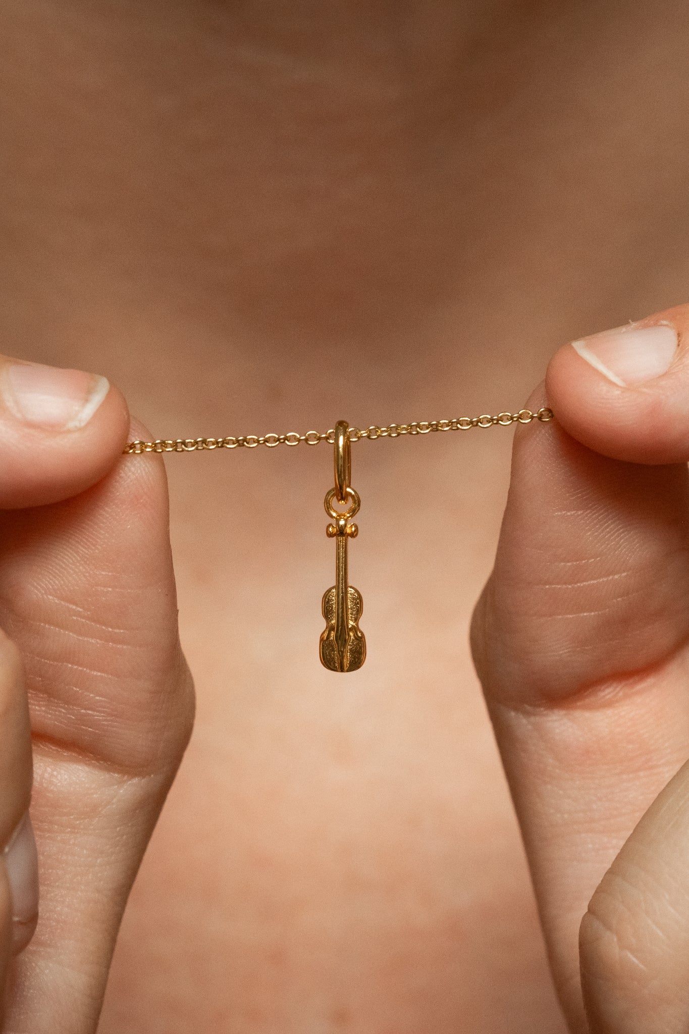 Solid Gold Violin Charm - Elegant 14K Gold Pendant for Necklace, Bracelet & Jewelry Making - Perfect Gift for Musicians, Music Lovers & Special Occasions