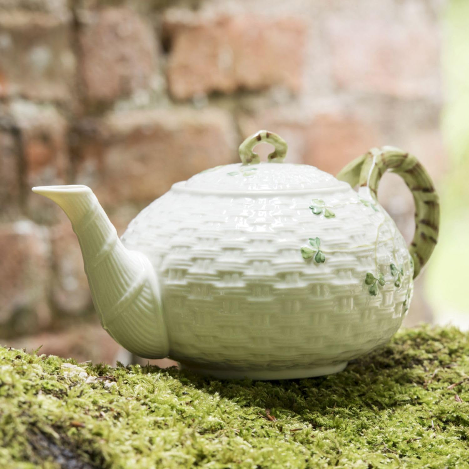Belleek Classic Shamrock Fine Parian China Tea Pot - 35 oz Irish Handmade Ceramic Loose Leaf Teapot - Microwave & Dishwasher Safe Porcelain Teapot for Tea Lovers - Perfect for Afternoon Tea, Home Decor & Gift Giving
