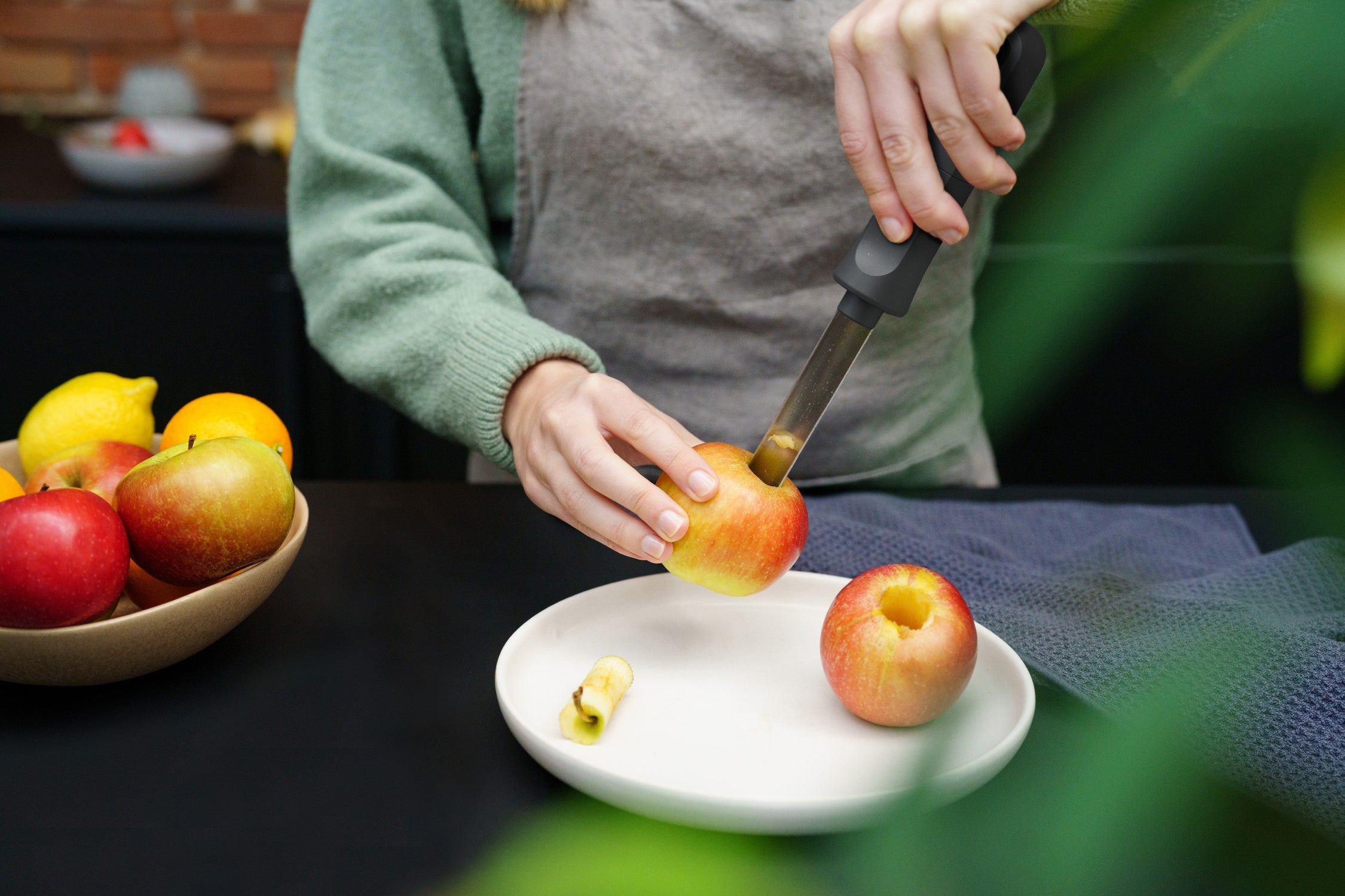 Zyliss Easy Twist Apple Corer - Stainless Steel Kitchen Tool for Effortless Apple Slicing & Coring - Perfect for Baking, Fruit Salads, and Healthy Snacks