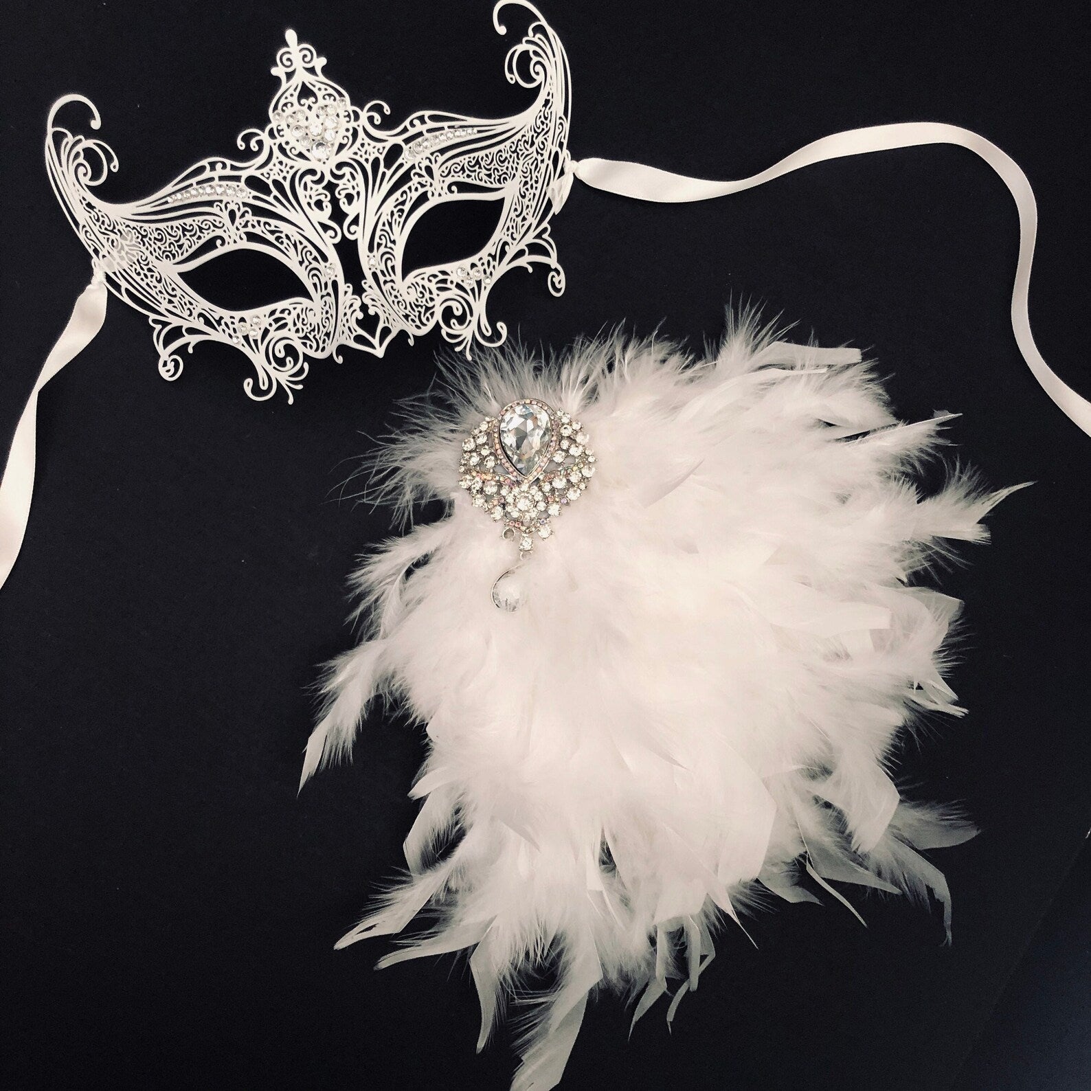 Elegant White Venetian Feather Mask for Masquerade Balls, Costume Parties & Halloween - Handmade Luxury Venetian Carnival Mask for Women & Men