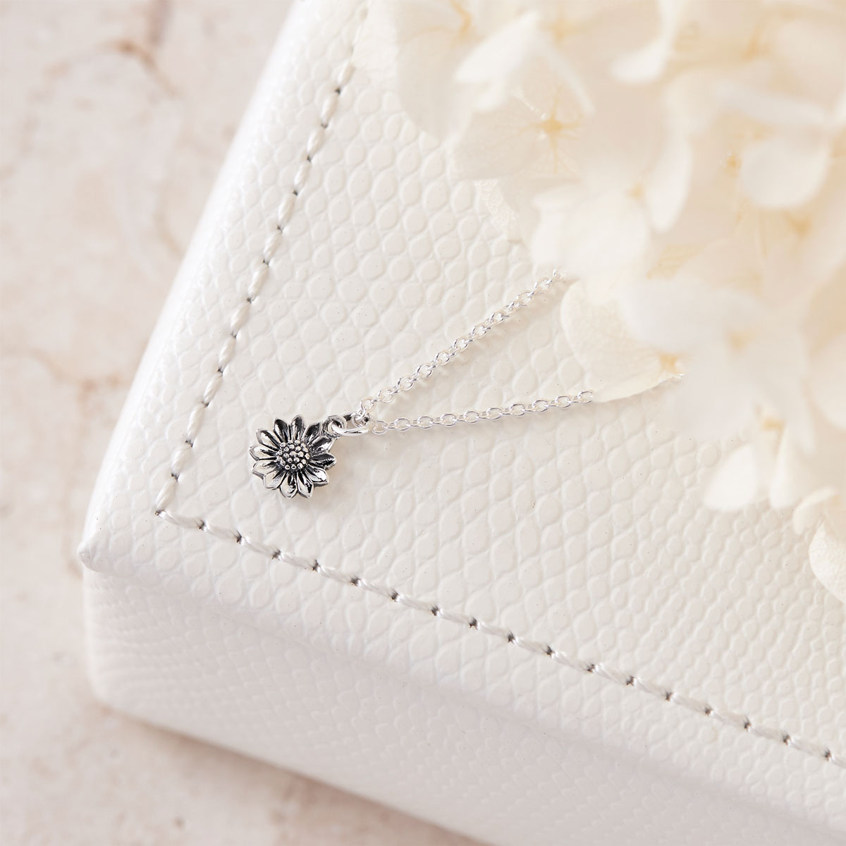 Elegant Sunflower Pendant Necklace for Women - Dainty Floral Jewelry Gift for Her - Perfect for Everyday Wear & Special Occasions
