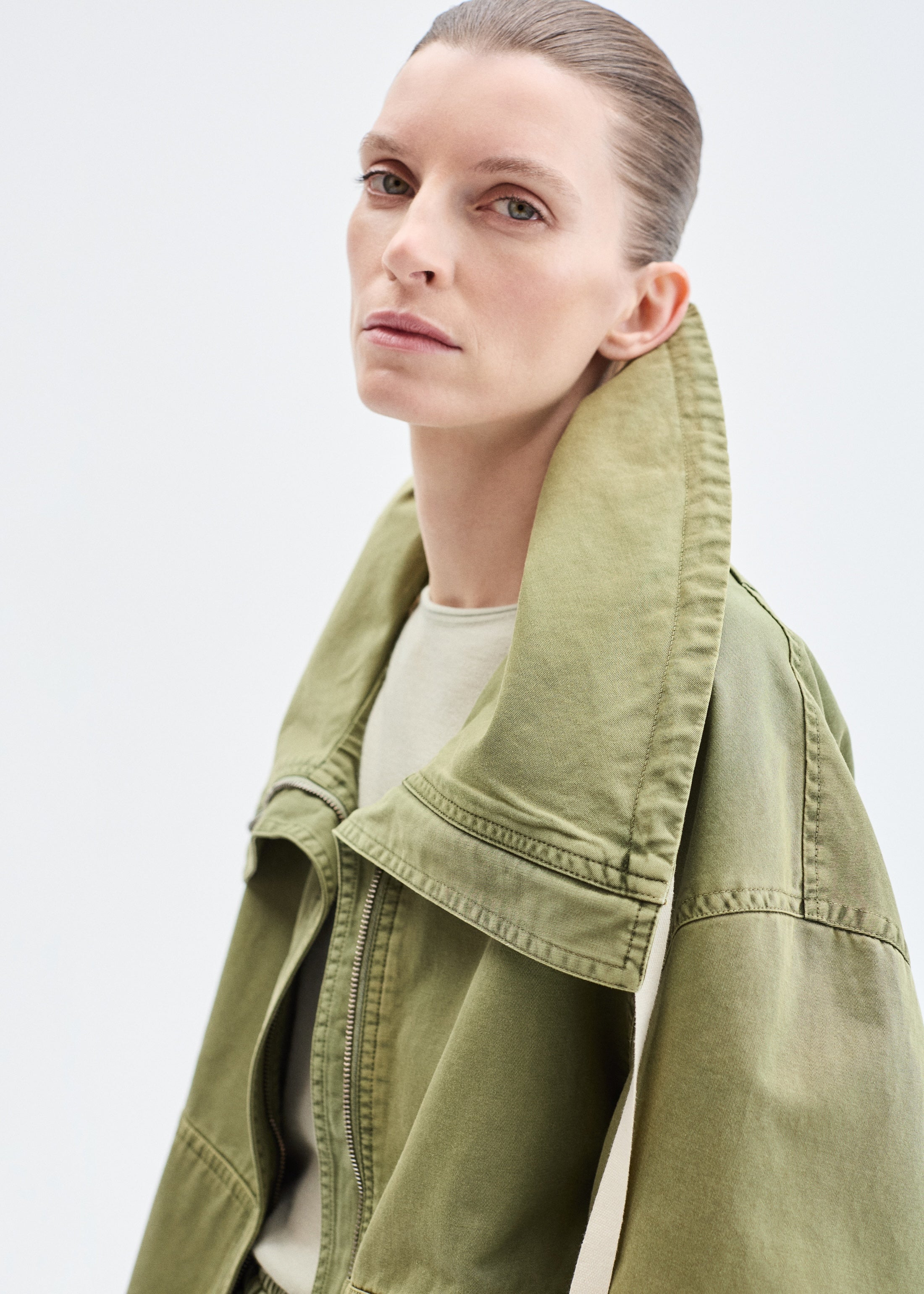 Stylish Rolled Collar Jacket in Army Green | Trendy Casual Outerwear for Men & Women | Perfect for Fall, Winter & Outdoor Adventures