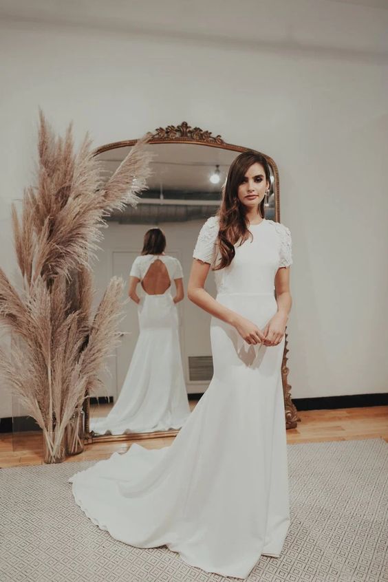 Sarah Seven Madison Sample Gown - Elegant Wedding Dress for Brides | Perfect for Beach Weddings, Garden Ceremonies & Formal Receptions