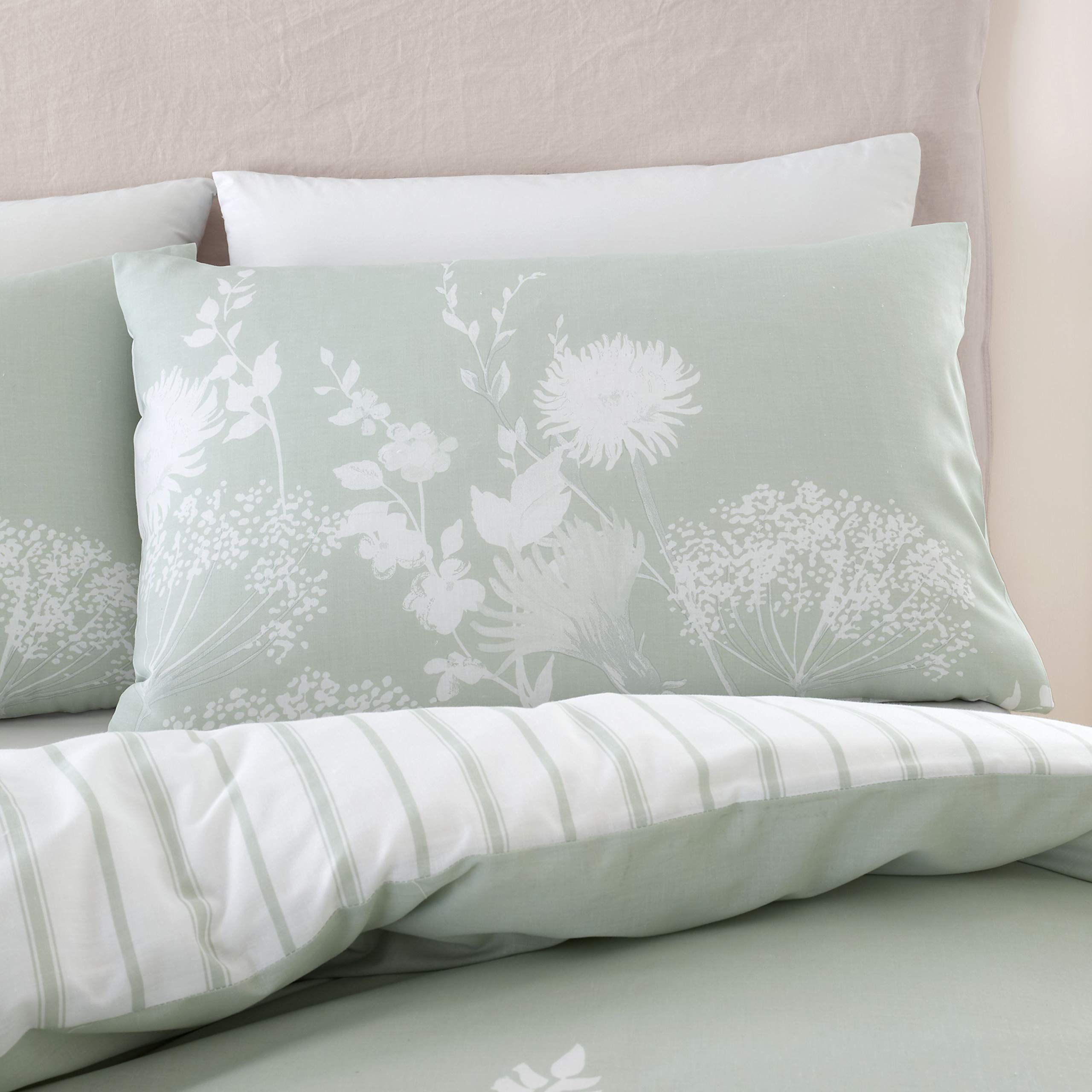 Catherine Lansfield Meadowsweet Floral Reversible King Size Duvet Cover Set with Pillowcases - Green Botanical Print Bedding for Master Bedroom & Guest Room Decor