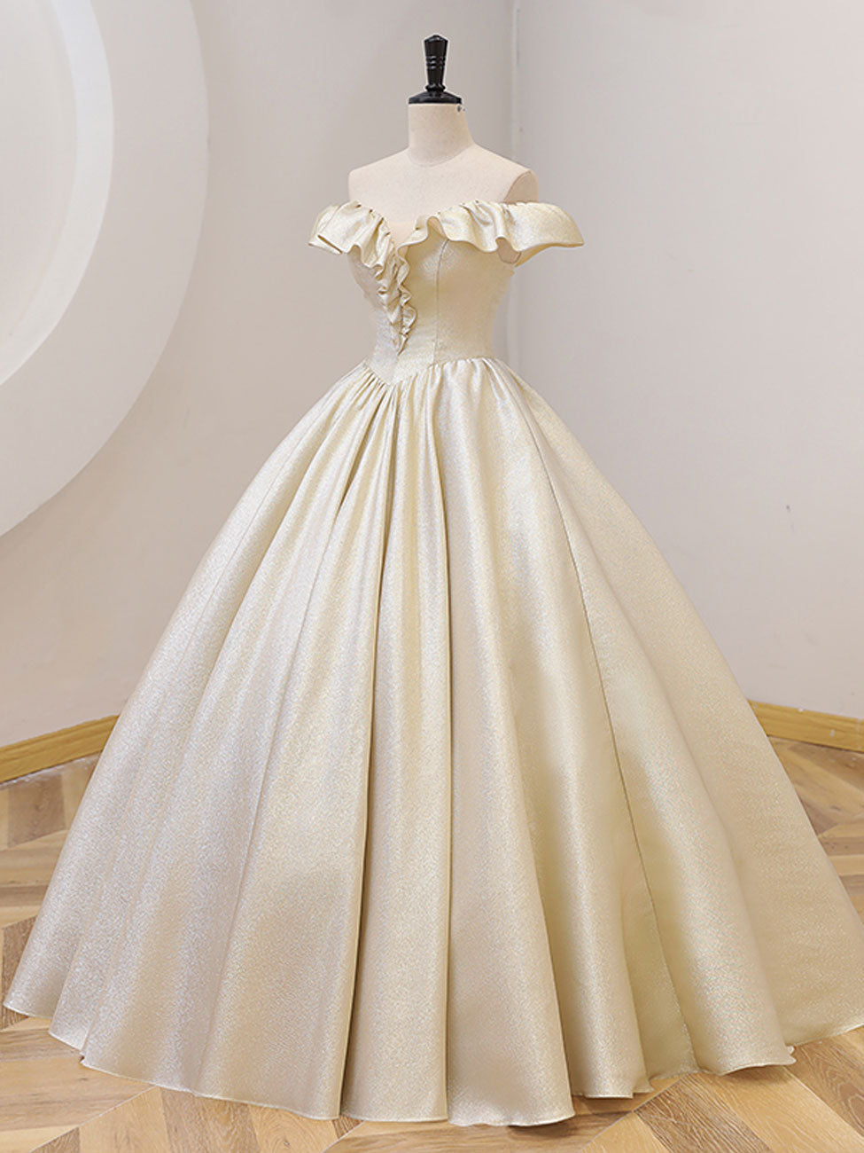 Elegant Champagne Satin Prom Dress for Women - Formal Evening Gown for Homecoming, Ball & Special Occasions
